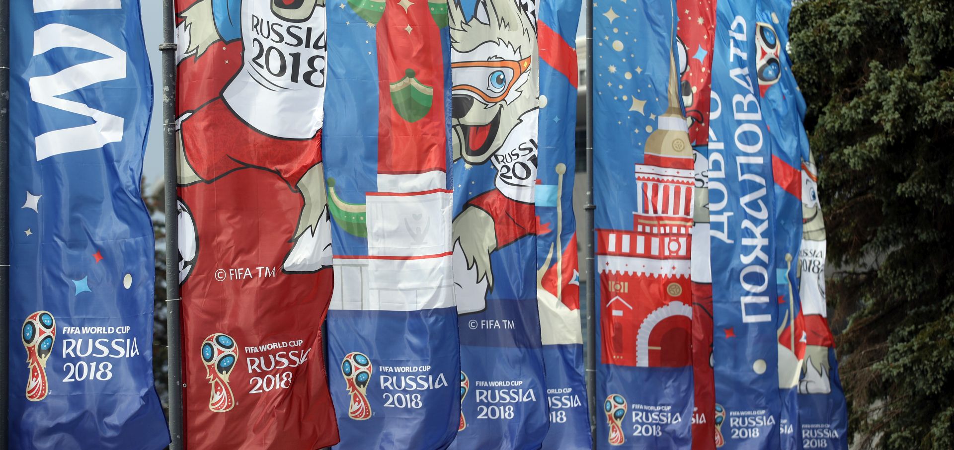 St. Petersburg, 11.06.2018 - Zastave Svjetskog nogometnog prvenstva Rusija 2018 ispred novog Kirov stadiona u St. Petersburgu, gdje æe se igrati utakmice Svjetskog prvenstva.
foto HINA/ Damir SENÈAR /ds