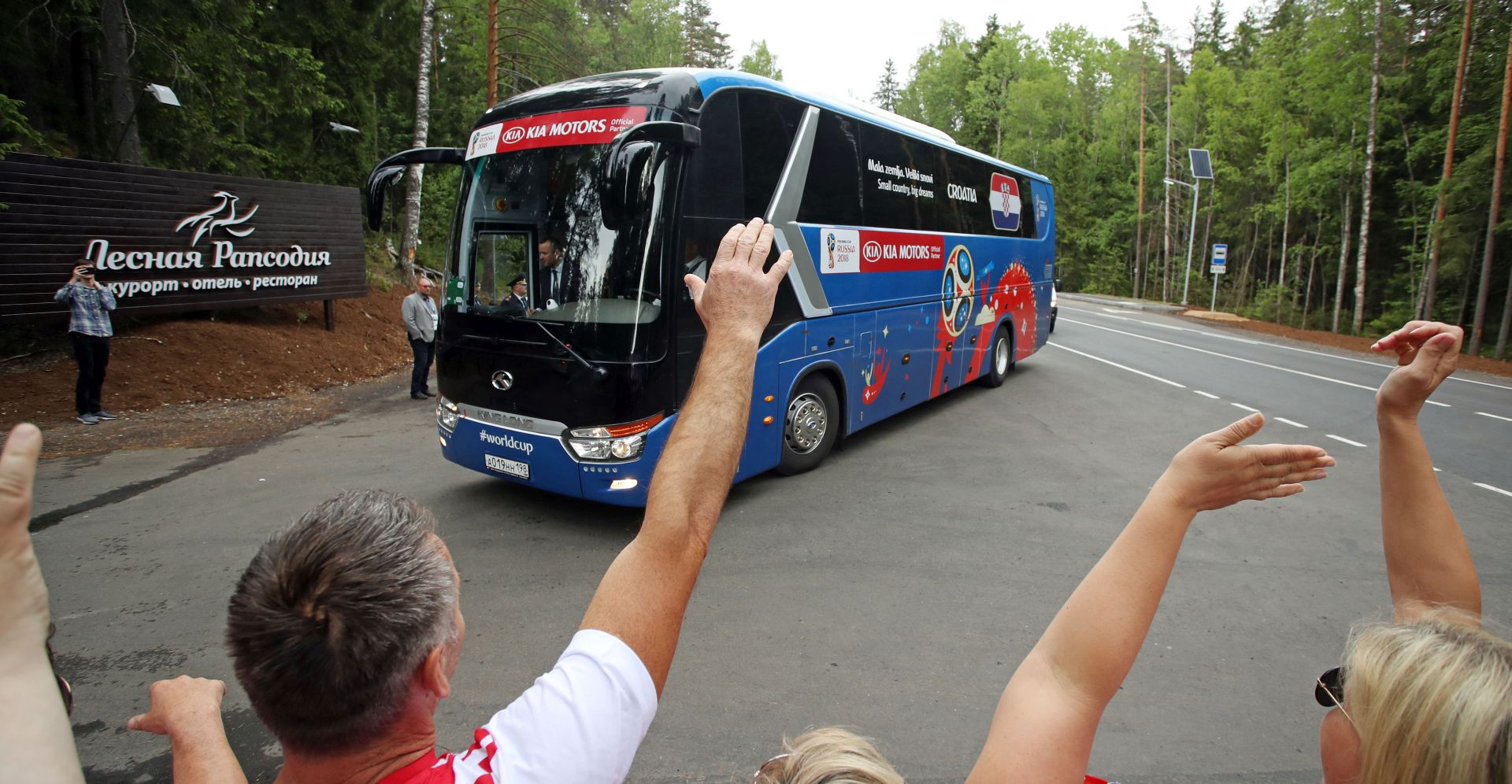 Ilichevo, 11.06.2018 - Autobus sa hrvatskim nogometaima ulazi u resort umska rapsodija u Ilichevu gdje æe odsjesti Hrvatska nogometna reprezentacija za vrijeme Svjetskog nogometnog prvenstva Rusija 2018. Ispred ulaza doèekala ih je mala skupina navijaèa.
foto HINA/ Damir SENÈAR /ds