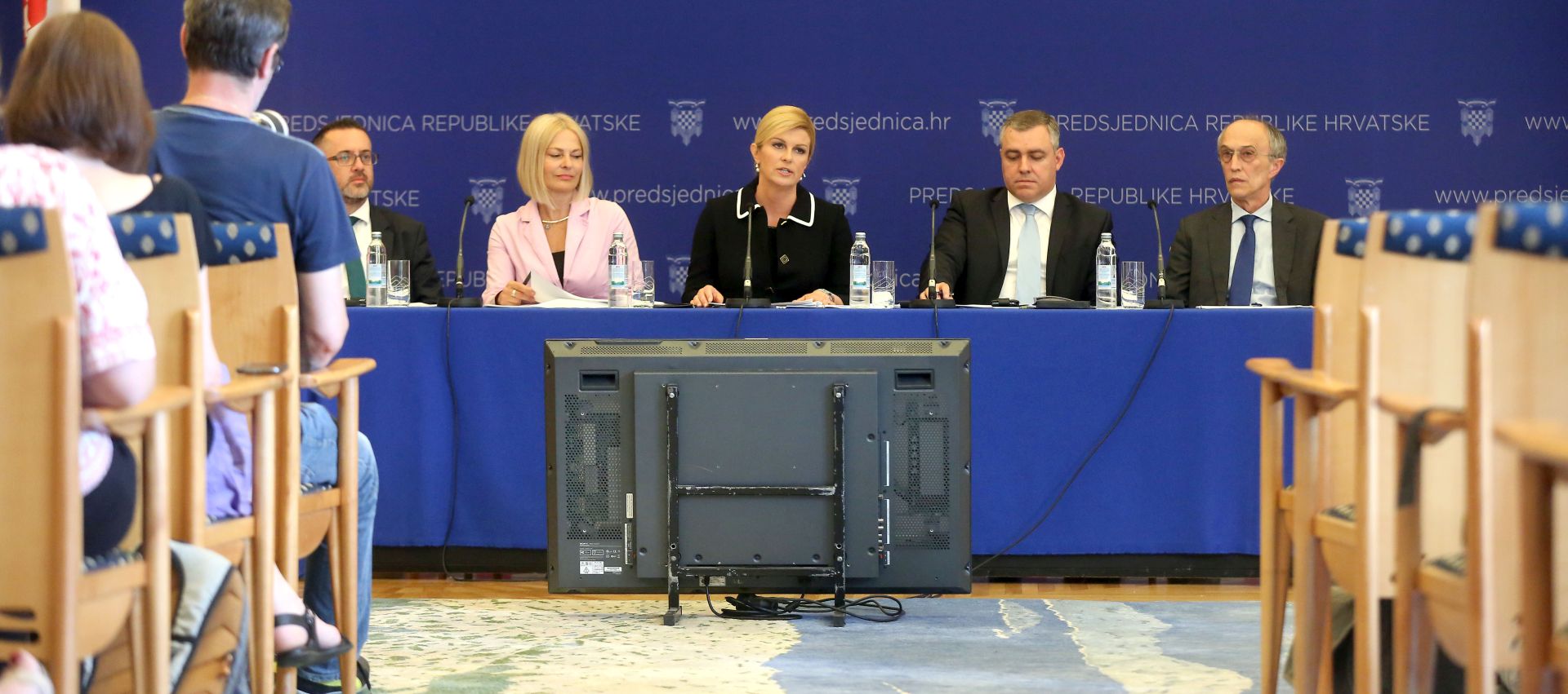Zagreb, 11.06.2018 - Predsjednica Republike Kolinda Grabar-Kitaroviæ kazala je u ponedjeljak, predstavljajuæi prijedloge mjera populacijske politike, kako je rijeè o o ivotnom pitanju, pitanju opstanka Hrvatske kao drave i naroda. Na slici Marko Jurèiæ, Anamarija Kiriniæ, Kolinda Grabar-Kitaroviæ, Mate Radeljiæ, Andjeljko Akrap.
foto HINA/ Denis CERIÆ/ ik