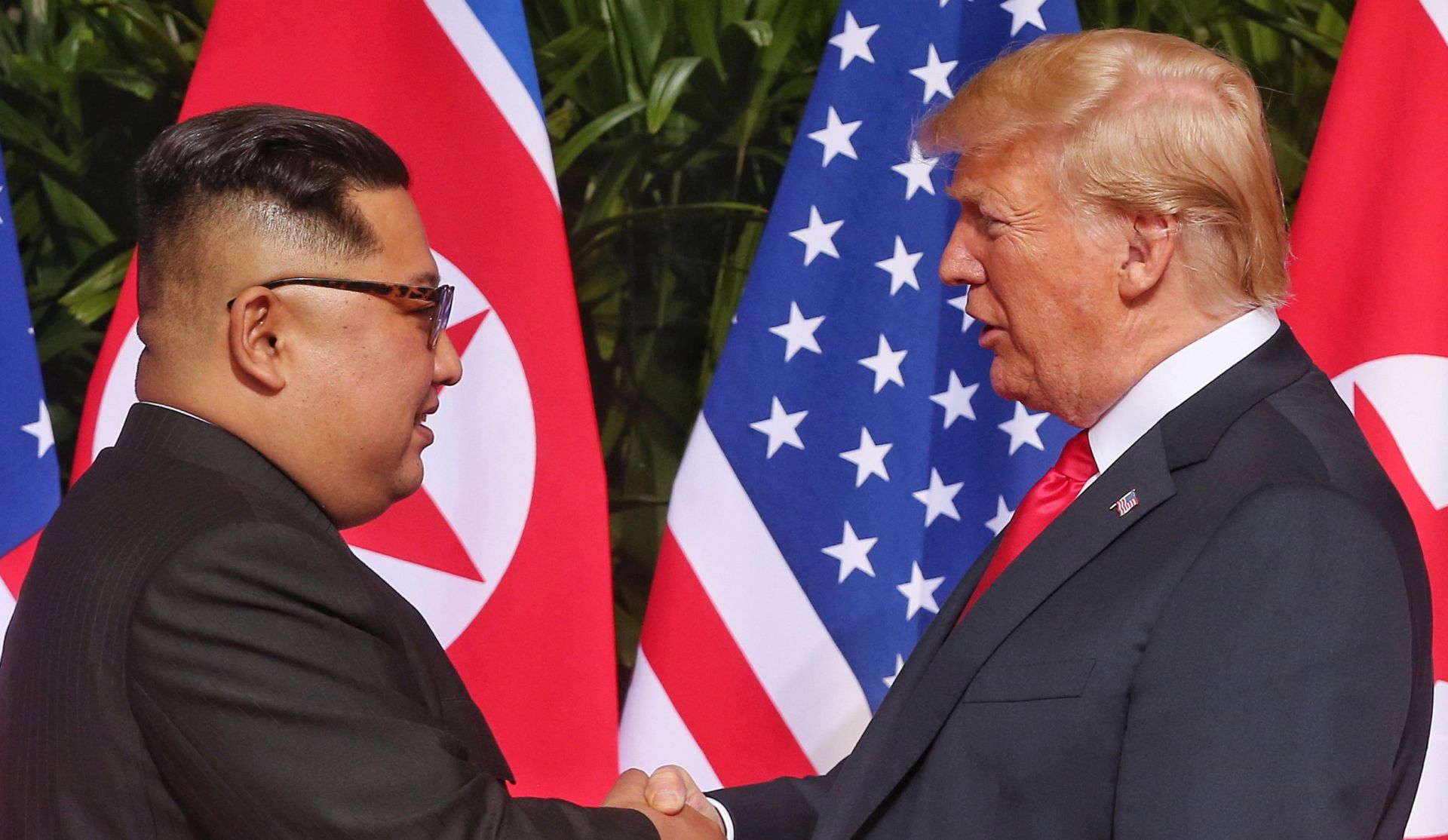 epa06801413 US President Donald J. Trump (R) and North Korean leader Kim Jong-un (L) shake hands at the start of a historic summit, at the Capella Hotel on Sentosa Island, Singapore, 12 June 2018. The summit marks the first meeting between an incumbent US President and a North Korean leader.  EPA/KEVIN LIM / THE STRAITS TIMES / SPH   EDITORIAL USE ONLY