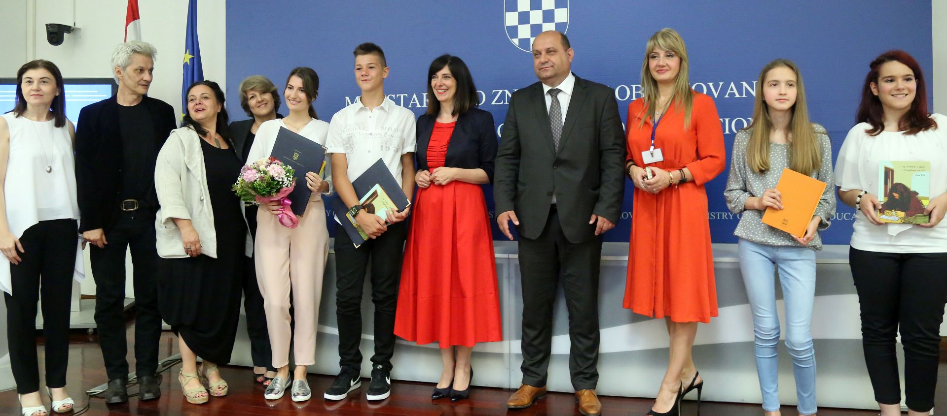 Zagreb, 12.06.2018 - U Ministarstvu znanosti i obrazovanja dodijeljene su Godinje nagrade "Luka Ritz" za promicanje tolerancije i kole bez nasilja u kolskoj godini 2017./2018.. Na fotografiji svi nagraðeni i ministrica znanosti i obrazovanja Blaenka Divjak.
foto HINA / Denis CERIÆ /dc