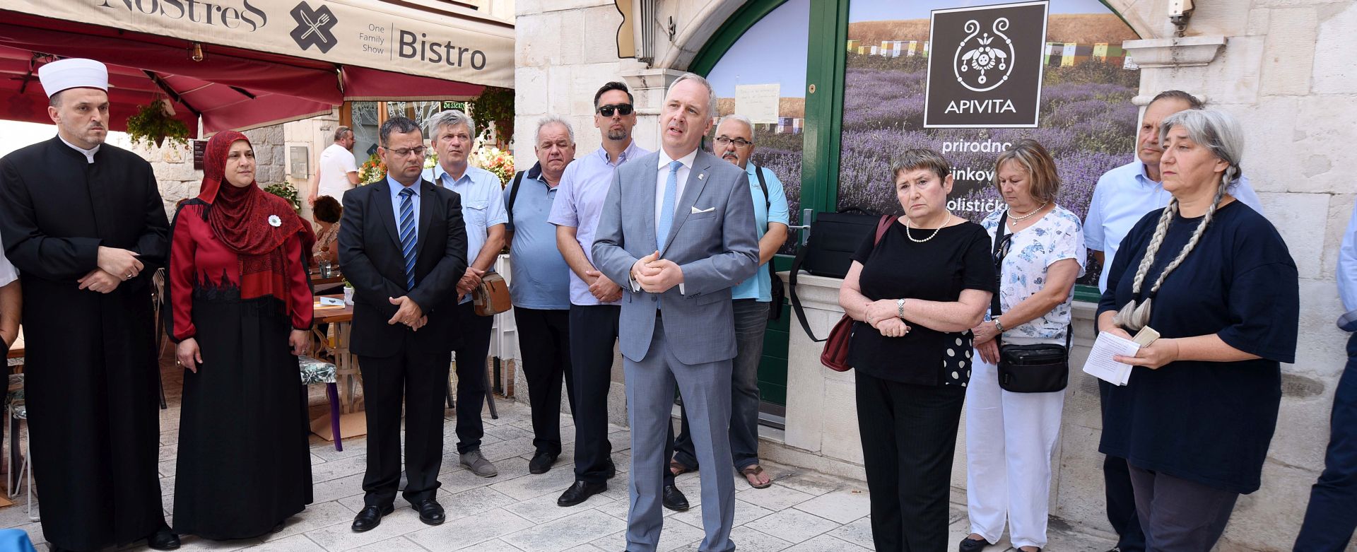 Split, 12.06.2018 - Na splitskoj Pjaci svečano otkrivena spomen-ploča kojom se Splićani prisjećaju 12. lipnja 1942. godine kada je devastirana Splitska Židovska zajednica. 
Na fotografiji Zina Kalay Kleitman, veleposlanica Izraela u Hrvatskoj, Andro Krstulović Opara i Ana Lebl, predsjednica židovske općine u Splitu.
foto HINA/ Mario STRMOTIĆ /ms