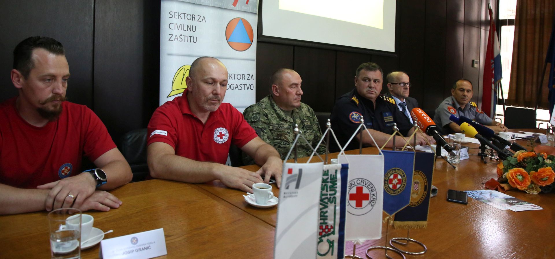 Zagreb, 12.06.2018 -  "Priprema sustava civilne zatite za poarnu sezonu 2018., bila je tema konferencije za novinare u Dravnoj upravi za zatitu i spaavanje. Govorili su: glavni vatrogasni zapovjednik Slavko Tucakoviæ, zapovjednik Zapovjedno  operativnog sredita GS OSRH brigadni general Kreo Tukan, predsjednik Uprave Hrvatskih uma Krunoslav Jakupèiæ, izvrni predsjednik Hrvatskog Crvenog kria Robert Markt, èlan Izvrnog odbora HGSS-a Josip Graniæ i zapovjednik vatrogasne postrojbe HAC-a Milan Roèak. Na fotografiji (L-D) Josip Graniæ, Robert Markt, Kreo Tukan, Slavko Tucakoviæ, Krunoslav Jakupèiæ i Milan Roèak.  foto HINA /Zvonimir KUHTIÆ/ zk