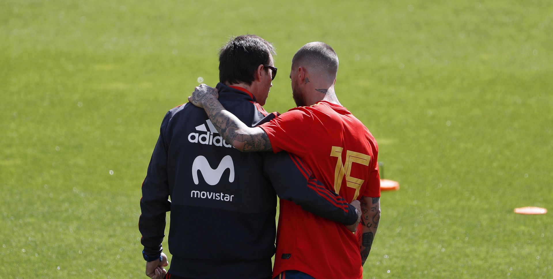 epa06786075 Spanish national soccer team head coach Julen Lopetegui (L) talks with captain Sergio Ramos (R) during their team's training session at Las Rozas sports facilities in Madrid, Spain, 05 June 2018. The Spanish team prepares for the FIFA World Cup 2018 taking place in Russia from 14 June until 15 July 2018.  EPA/JAVIER LIZON