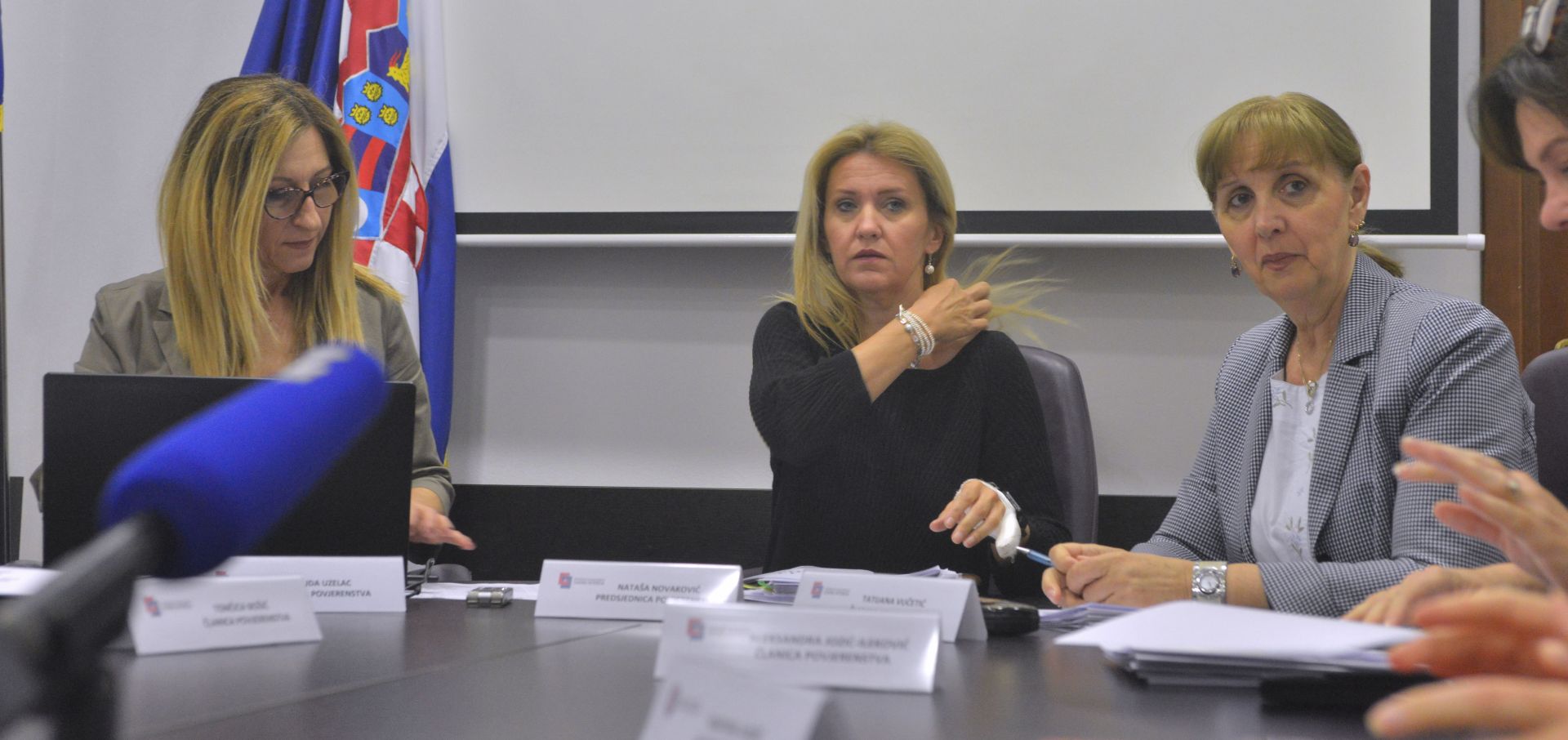 Zagreb, 15.06.2018 - Sjednica Povjerenstva za odluèivanje o sukobu interesa, a na dnevnom redu je, izmeðu ostalog, rasprava o pokretanju ili nepokretanju postupka u predmetu ministra zdravstva Milana Kujudiæa, kao i donoenje odluke u predmetu biveg dubrovaèkog gradonaèelnika Andre Vlahuiæa. Na fotografiji Majda Uzelac, Nataa Novakoviæ, Tatijana Vuèetiæ.
foto HINA/ Admir BULJUBAIÆ/ abu