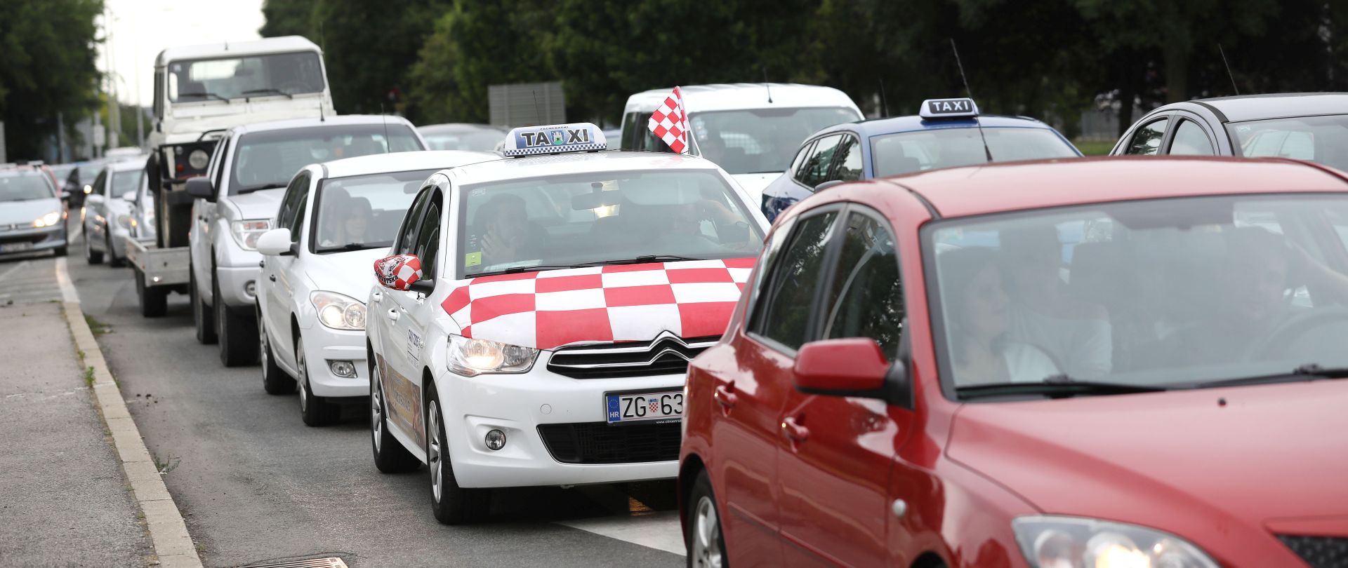 Zagreb, 15.06.2018. - Vozaèi na krianju Savske ulice i Slavonske avenije nisu zaustavili promet u 17 sati prosvjedujuæi protiv cijena goriva u akciji #UGASIMOTOR Graðanske inicijative "Stop rastu cijena goriva". foto HINA/ Lana SLIVAR DOMINIÆ/ lsd