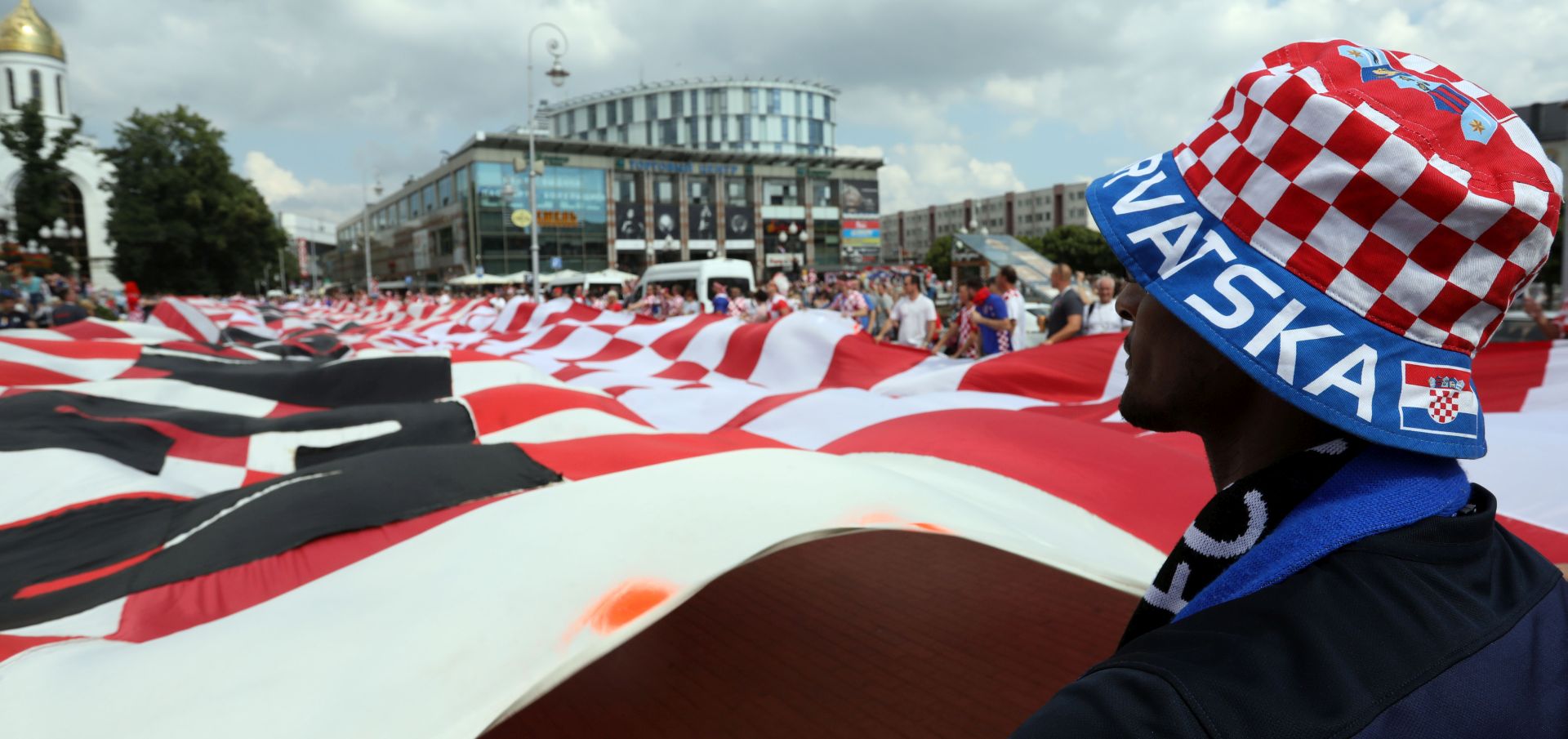 Kalinjingrad, 16.06.2018 - Samo par sati prije utakmice Svjetskog nogometnog prvenstva Rusija 2018 izmeðu reprezentacija Hrvatske i Nigerije, hrvatski navijaèi razvili su 100-metarsku zastavu na Trgu Pobjede u centru Kalinjingrada. 
foto HINA/ Damir SENÈAR /ds