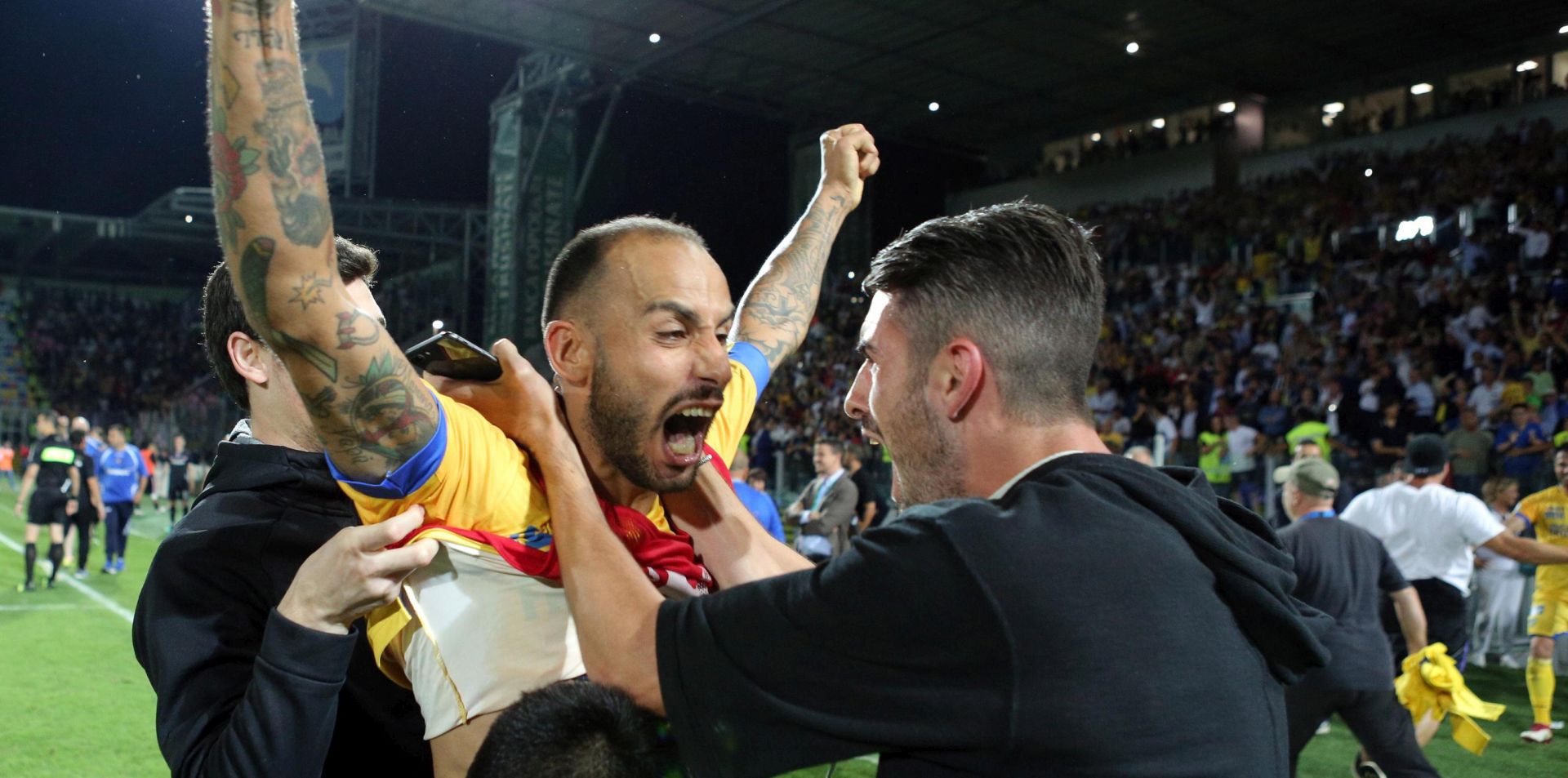 epa06814547 Frosinone players celebrate the promotion in the Italian Serie A at the end of the Italian Serie B play-off second leg soccer match Frosinone Calcio vs US Palermo at Benito Stirpe stadium in Frosinone, Italy, 16 June 2018.  EPA/FEDERICO PROIETTI