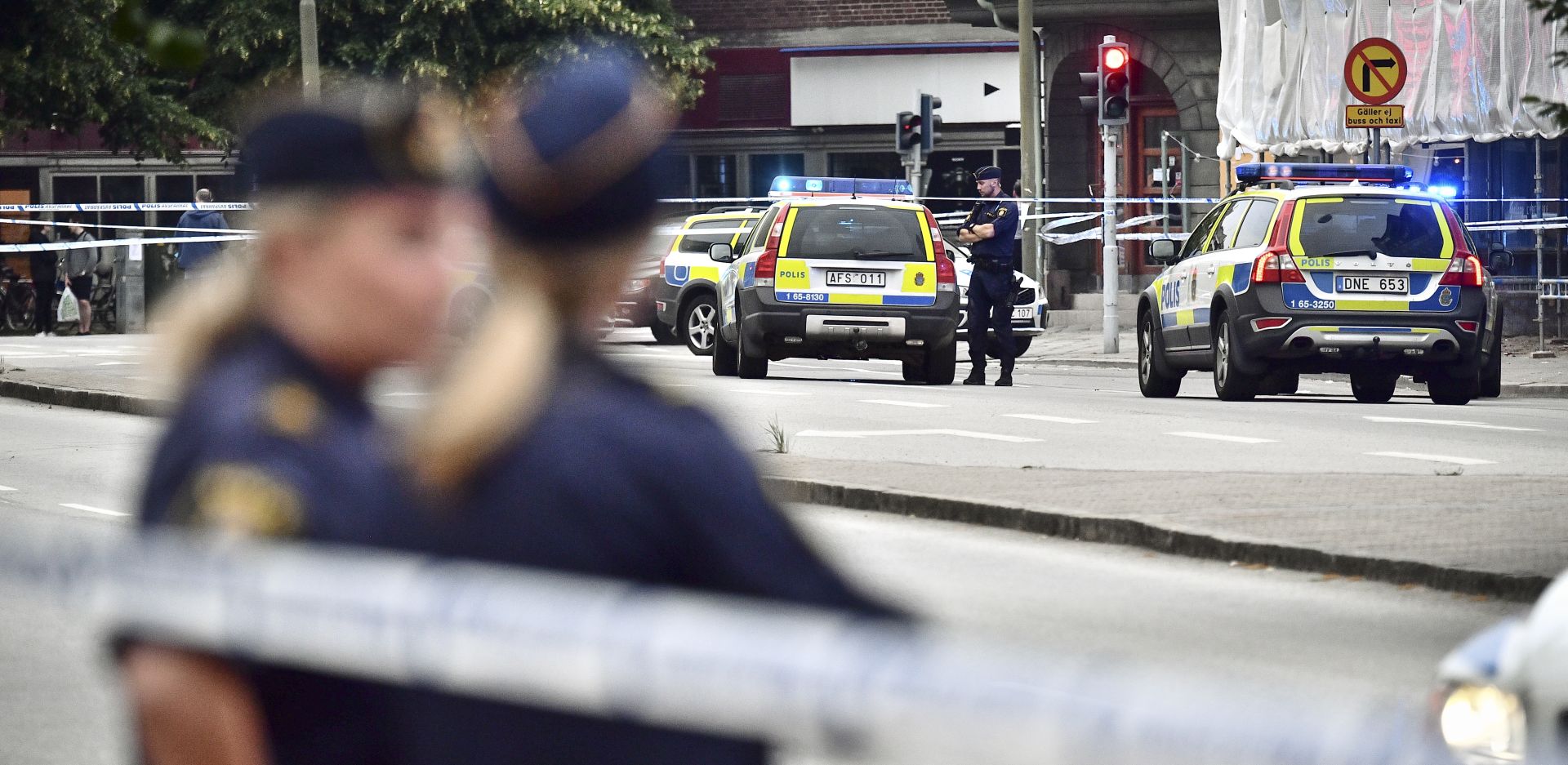 epa06819814 Police stand next to a cordon after several people were wounded by gunfire in central Malmo, southern Sweden, 18 June 2018, according to media reports quoting Swedish police.  EPA/Johan Nilsson/TT SWEDEN OUT