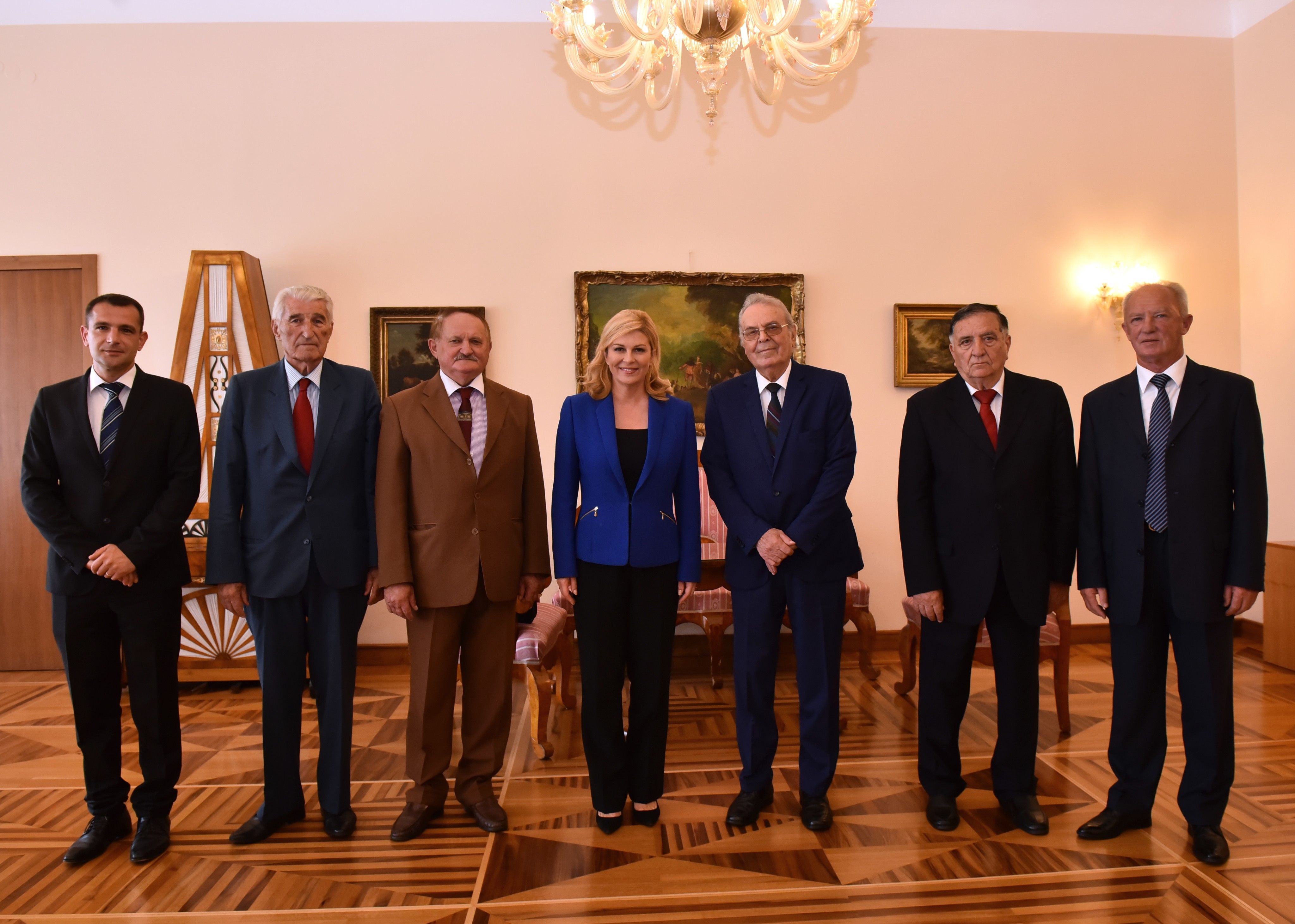 Zagreb, 20.6.2018. - U povodu Dana antifaistièke borbe, predsjednica Republike Hrvatske Kolinda Grabar-Kitaroviæ primila je u srijedu izaslanstvo Saveza antifaistièkih boraca i antifaista Republike Hrvatske (SABA RH), priopæeno je iz Ureda predsjednice RH. foto HINA/ Ured predsjednice/ ml