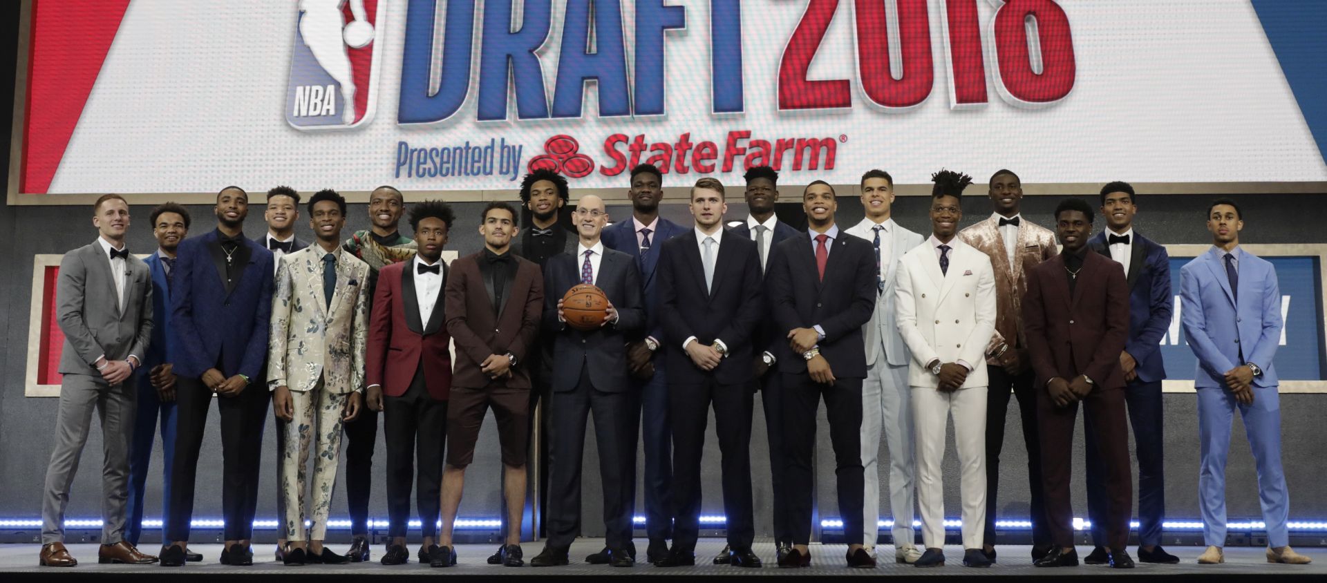 epa06829243 NBA Commissioner Adam Silver (C) and the top prospects in the 2018 NBA Draft pose together before the start of the draft at the Barclays Center in Brooklyn, New York, USA, 21 June 2018.  EPA/JASON SZENES  SHUTTERSTOCK OUT