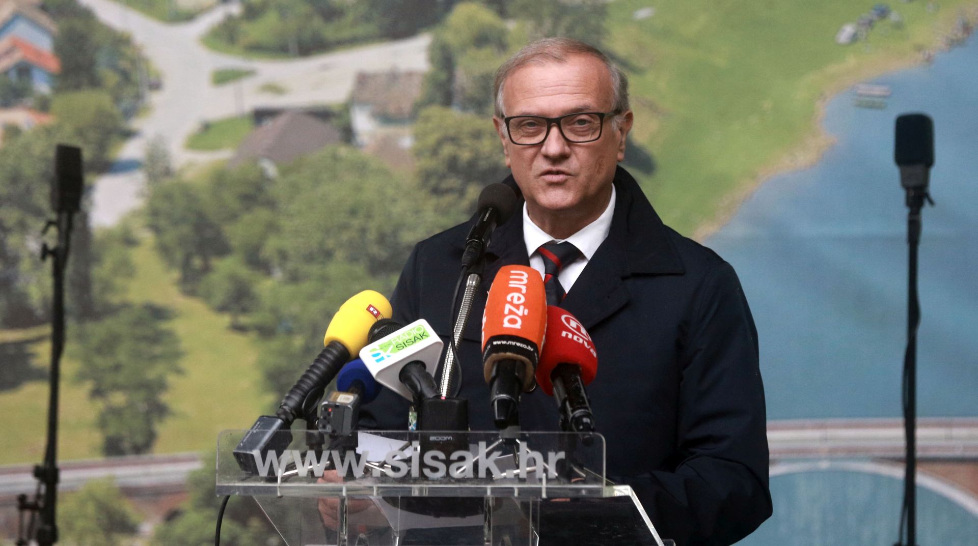 Brezovica, 22.6.2018 - Svečano obilježavanje Dana antifašističke borbe u organizaciji Saveza antifašističkih boraca i antifašista Republike Hrvatske (SABA RH), Sisačko-moslavačke županije i Grada Siska u šumi Brezovici. Na slici Dražen Bošnjaković.
Foto HINA/ Dario GRZELJ/ dag