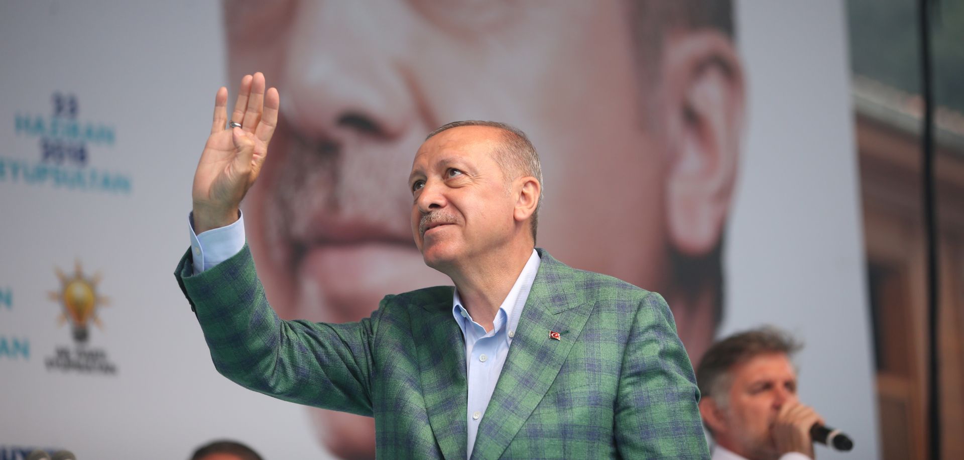 epa06833682 Turkish President Recep Tayyip Erdogan greets to his supporters during an election campaign rally of Justice and Development Party (AK Party) in Istanbul, Turkey, 23 June 2018. Turkey will hold snap elections on 24 June 2018.  EPA/ERDEM SAHIN
