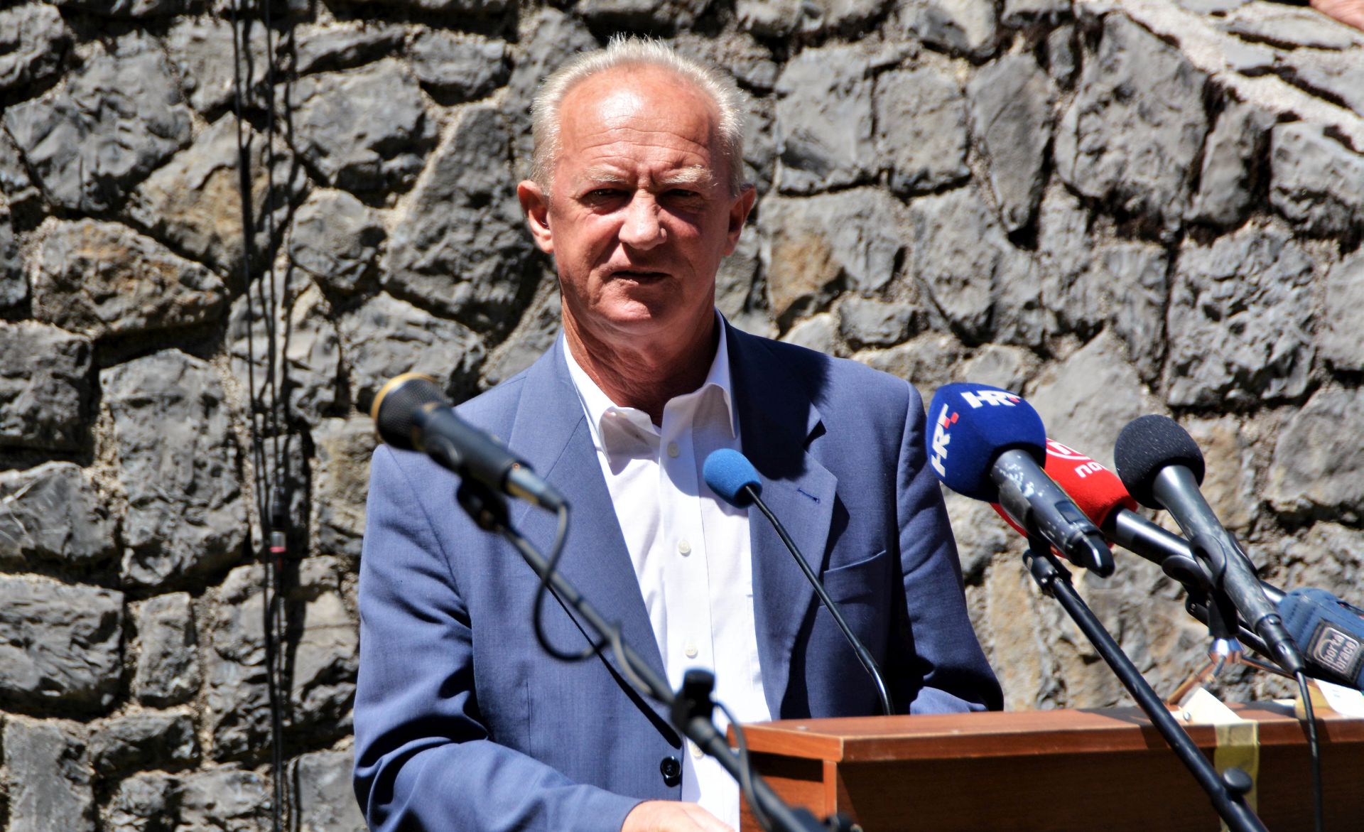 Gospiæ/Jadovno, 24.6.2018 - Na komemorativnom skupu rtvama ustakih logora Gospiæ-Jadovno-Pag, u nedjelju su u Jadovnom  kod Gospiæa, Srpsko narodno vijeæe, Koordinacija idovskih opæina, Eparhija gornjo-karlovaèka i Savez antifaistièkih boraca i antifaista osudili zloèinaèki reim NDH, predstavili nove spomen-ploèe s kronologijom dogaðaja u logorskom sustavu Gospiæ-Jadovno-Pag gdje su od travnja do kolovoza 1941. godine ubijani i u jame ili u more pobacane tisuæe idova, Roma, Srba i oni Hrvati koji su bili nepoèudni reimu Nezavisne drave Hrvatske. Na slici Franjo Habulin, predsjednik antifaista i antifaistièkih boraca RH.
foto HINA/ Mladen VOLARIÆ/ ua