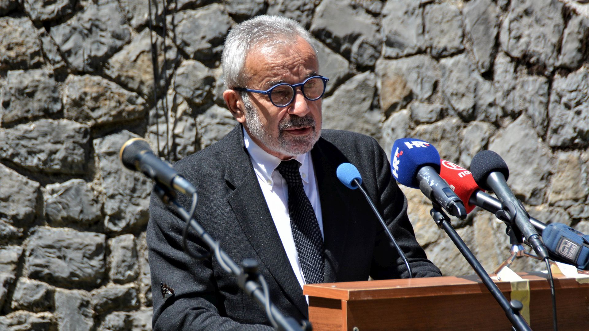 Gospiæ/Jadovno, 24.6.2018 - Na komemorativnom skupu rtvama ustakih logora Gospiæ-Jadovno-Pag, u nedjelju su u Jadovnom  kod Gospiæa, Srpsko narodno vijeæe, Koordinacija idovskih opæina, Eparhija gornjo-karlovaèka i Savez antifaistièkih boraca i antifaista osudili zloèinaèki reim NDH, predstavili nove spomen-ploèe s kronologijom dogaðaja u logorskom sustavu Gospiæ-Jadovno-Pag gdje su od travnja do kolovoza 1941. godine ubijani i u jame ili u more pobacane tisuæe idova, Roma, Srba i oni Hrvati koji su bili nepoèudni reimu Nezavisne drave Hrvatske. Na slici Ognjen Kraus, predsjednik idovske opæine Zagreb i koordinator idovskih opæina Republike Hrvatske.
foto HINA/ Mladen VOLARIÆ/ ua