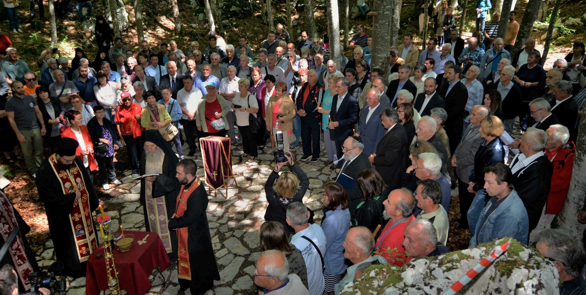 Gospiæ/Jadovno, 24.6.2018 - Na komemorativnom skupu rtvama ustakih logora Gospiæ-Jadovno-Pag, u nedjelju su u Jadovnom  kod Gospiæa, Srpsko narodno vijeæe, Koordinacija idovskih opæina, Eparhija gornjo-karlovaèka i Savez antifaistièkih boraca i antifaista osudili zloèinaèki reim NDH, predstavili nove spomen-ploèe s kronologijom dogaðaja u logorskom sustavu Gospiæ-Jadovno-Pag gdje su od travnja do kolovoza 1941. godine ubijani i u jame ili u more pobacane tisuæe idova, Roma, Srba i oni Hrvati koji su bili nepoèudni reimu Nezavisne drave Hrvatske. Na slici parastos uz otvor aranove jame.
foto HINA/ Mladen VOLARIÆ/ ua