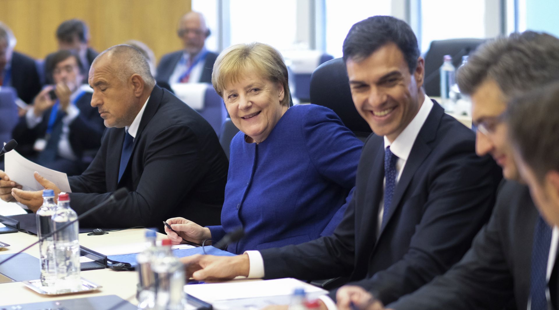 epa06836178 Spanish Prime Minister Pedro Sanchez (C-R) and German Chancellor Angela Merkel (C-L) attend the informal meeting on migration and asylum issues in Brussels, Belgium, 24 June 2018. European Commission President Jean-Claude Juncker hosts the gathering ahead of a full summit of all 28 European Union leaders to overhaul the EU asylum system on June 28.  EPA/OLIVIER HOSLET