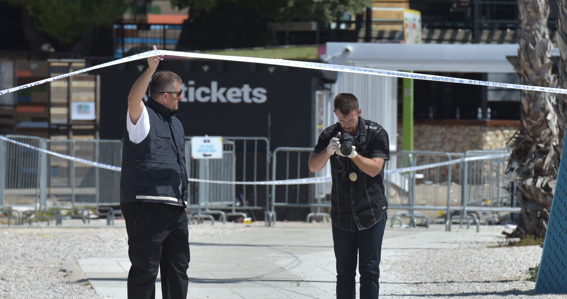 27.06.2018., Novalja -  Jutros oko 5:30 na plazi Zrce ispred klupa Calypso nepoznati pocinitelj ubio je britanskog drzavljanina. Policijski ocevid je u tijeku. Photo: Dino Stanin/PIXSELL