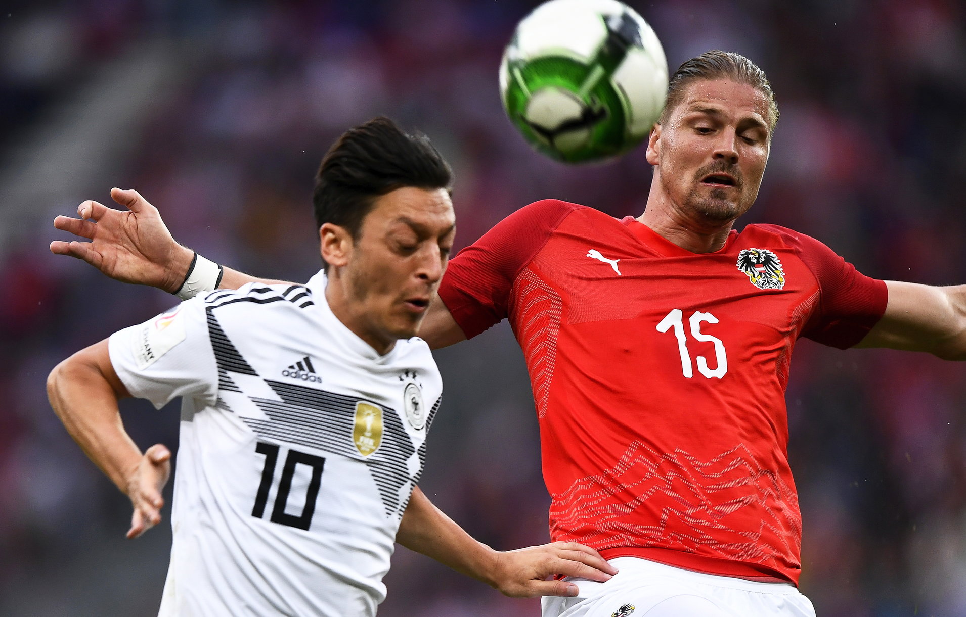 epa06780941 Germany's Mesut Oezil (L) in action against Austria's Sebastian Proedl (R) during the International Friendly soccer match between Austria and Germany in Klagenfurt, Austria, 02 June 2018.  EPA/CHRISTIAN BRUNA