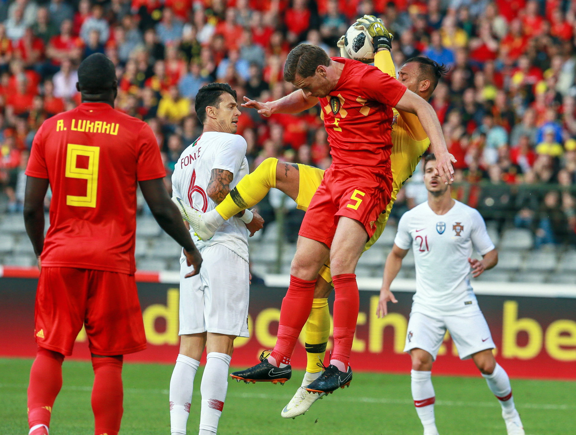 epa06781157 Jan Vertonghen of Belgium (C-L) in action against goalkeeper Beto of Portugal (C-R) during the International Friendly soccer match between Belgium and Portugal at the King Baudouin stadium in Brussels, Belgium, 02 June 2018.  EPA/STEPHANIE LECOCQ