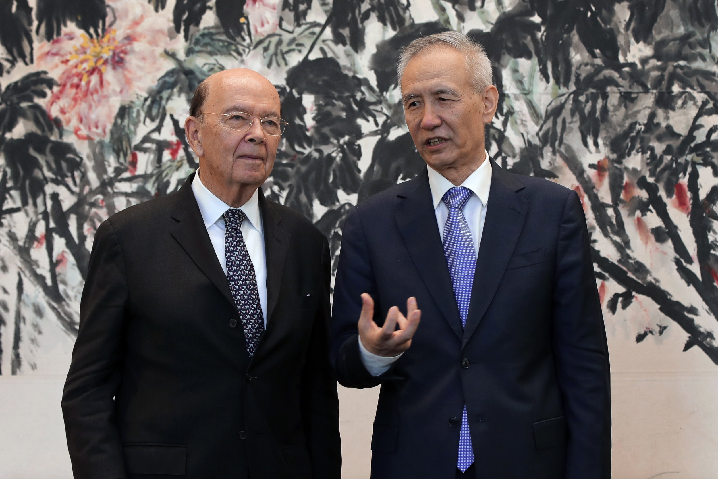 epa06781770 US Commerce Secretary Wilbur Ross (L) chats with Chinese Vice Premier Liu He (R) during a photograph session after their meeting at the Diaoyutai State Guesthouse in Beijing, China, 03 June 2018.  EPA/ANDY WONG / POOL