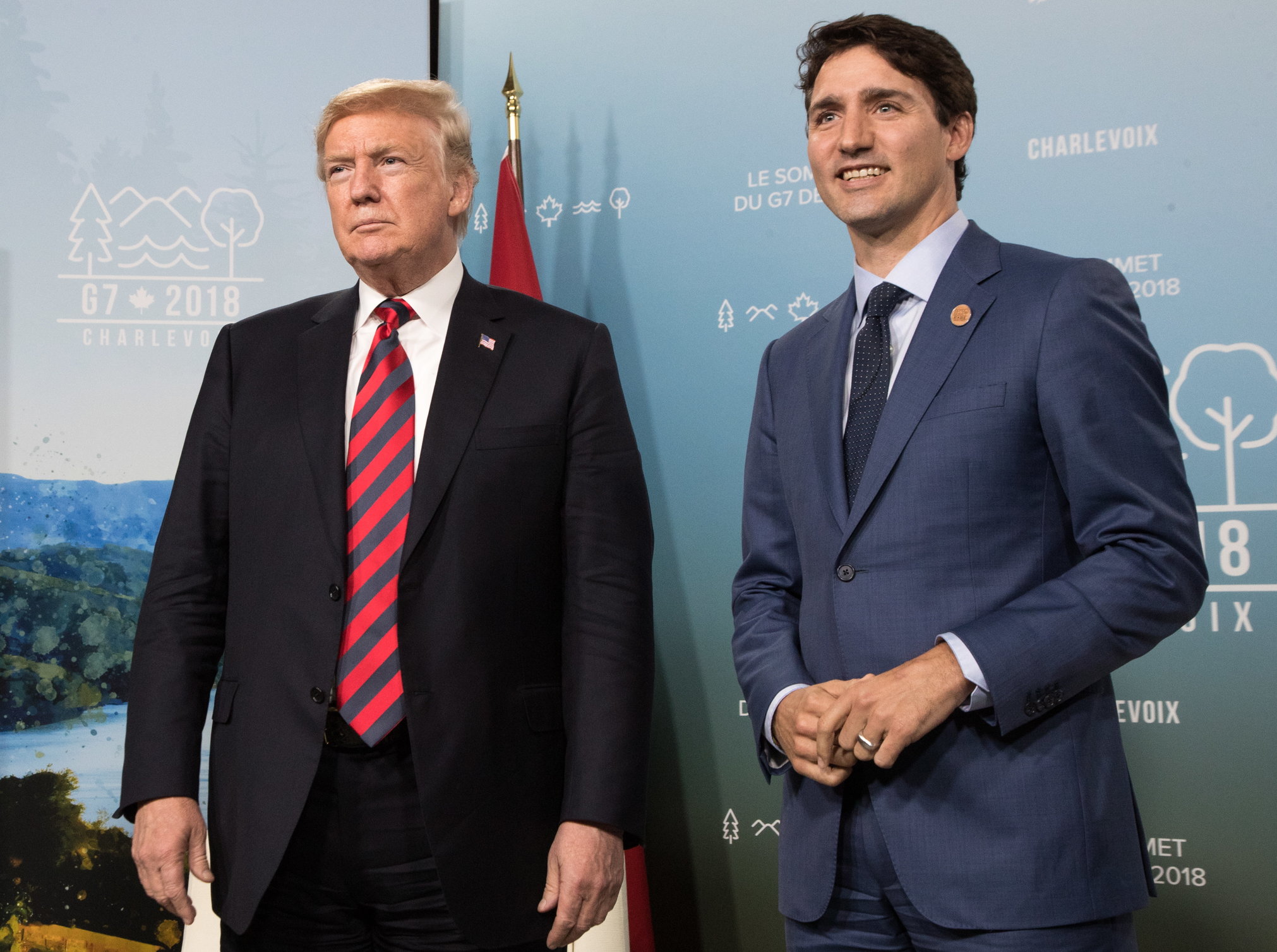 epa06795395 A handout photo made available by the Equipe Photo G7 shows Canadian Prime Minister Justin Trudeau (R) meeting US President Donald Trump (L) at the G7 Leaders Summit in Charlevoix, Canada, 08 June 2018.  EPA/Thierry Quenette / Equipe Photo G7 HANDOUT  HANDOUT EDITORIAL USE ONLY/NO SALES