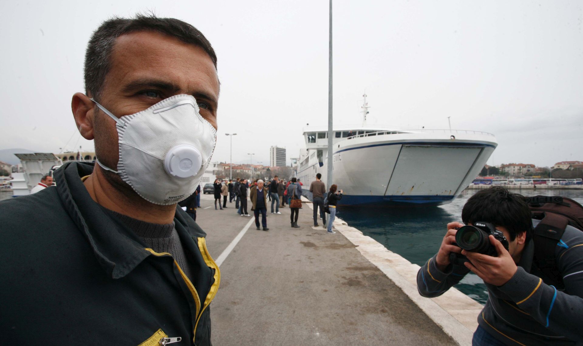 Split, 23.3.2010 - Prvi rezultati istrage nisu utvrdili nikakve tehnièke nepravilnosti Jadrolinijinog trajekta "Tin Ujeviæ", koji je sinoæ uplovljavajuæi u splitsku gradsku luku udario u obalu, nakon èega je iz oteæenog spremnika u more istekla nafta, izvijestio je danas novinare dravni tajnik za more Mario Babiæ. U more je isteklo svih 33.400 litara dizela koliko se nalazilo u spremniku i brzom intervencijom sprijeèeno je njeno irenje, a 40 posto nafte je veæ isparilo. U more je isteklo svih 33.400 litara dizela koliko se nalazilo u spremniku i brzom intervencijom sprijeèeno je njeno irenje, a 40 posto nafte je veæ isparilo. Odmah se krenulo s èiæenjem i ne bi trebalo biti veæih ekolokih posljedica, a promet se odvija redovno, rekli su na dananjoj konferenciji za novinare luèki luèki kapetan i zapovjednik upanijskog operativnog centra u Splitu Boris Matoiæ i predstavnik tvrtke Cian koja uklanjanja oneèiæenje. 
foto FaH/ Veljko MARTINOVIÆ/ ua