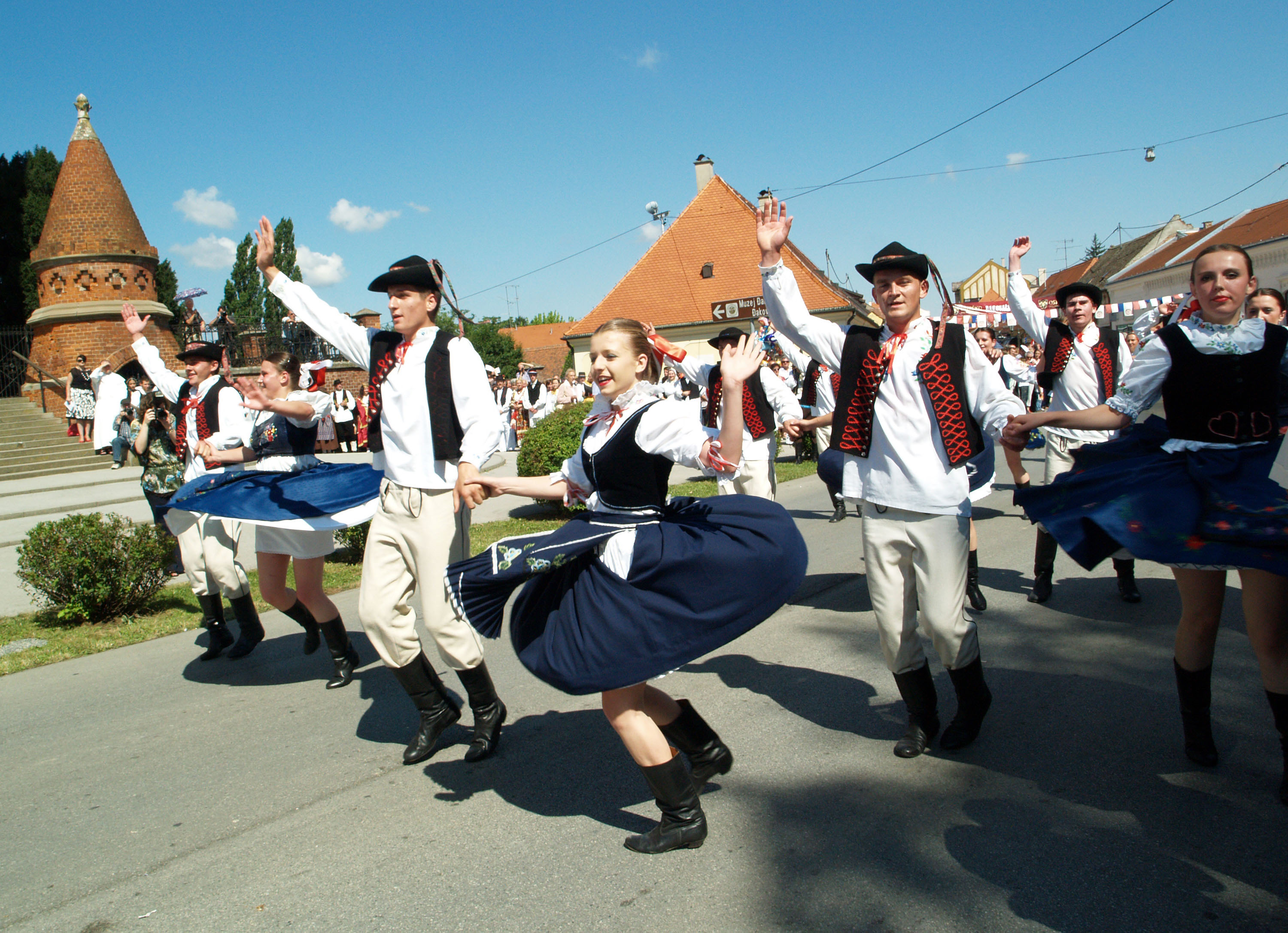 Ðakovo, 03.07.2011 - Na sredinjoj priredbi 45. Ðakovaèkih vezova  u sveèanom mimohodu, sreditem Ðakova danas je prodefiliralo oko 4.000 sudionika iz gotovo 60 folklornih skupina iz zemlje i svijeta, oko 50 okiæenih svatovskih zaprega i oko 50 jahaèa. 
foto FaH/ t