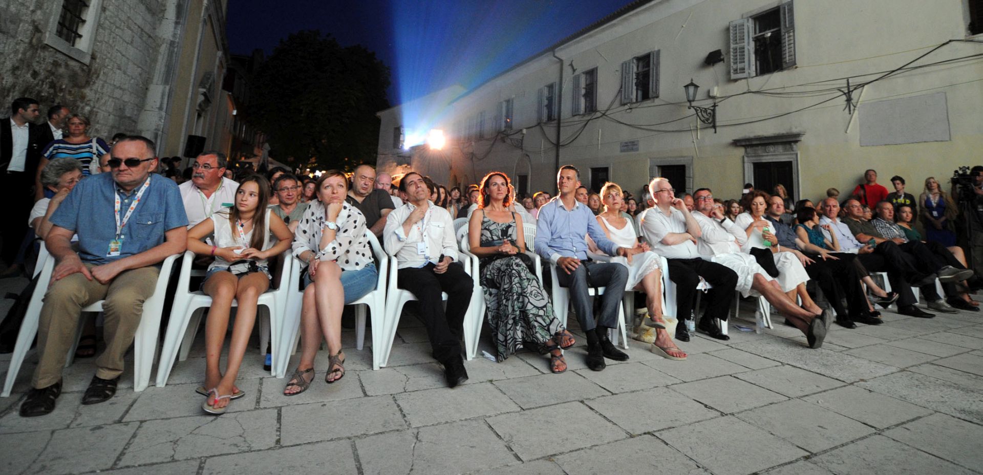 Motovun, 28.07.2013 - Toèno 90 naslova iz 29 zemalja s èetiri kontinenta, od toga dvadeset dugometranih naslova u glavnom programu, biti æe prikazano u iduæih pet dana na ovogodinjem Motovun film festivalu, tzv. "brdu filmova", koji je veèeras sveèano otvoren na glavnom motovunskom trgu. Na slici predsjednik Republike Hrvatske Ivo Josipoviæ i potpredsjednica Vlade i ministrica vanjskih i europskih poslova Vesna Pusiæ nazoèili su otvaranju festivala.
foto FaH/ Tomislav Buljeta/ Ured Predsjednika/ ds