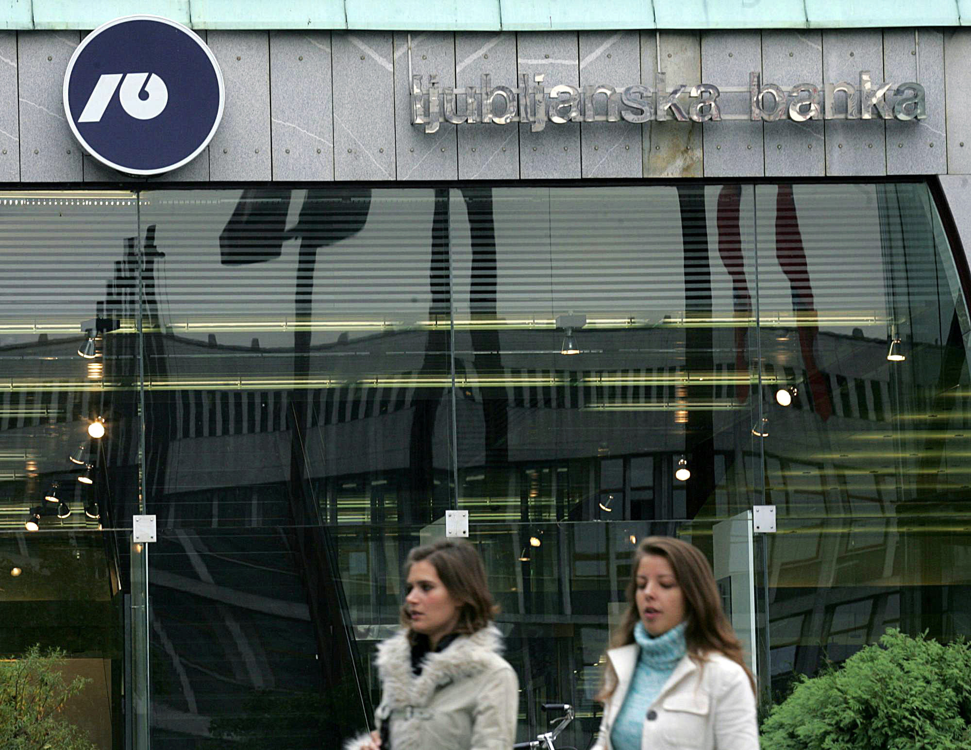 Ljubljana, 28.12.2012 - Slovenija æe od belgijske bankarsko-osiguravateljske skupine KBC otkupiti njenih 22 posto dionica Nove Ljubljanske banke (NLB), a dogovorena je cijena od jednog eura po dionici, to je ukupno 2,77 milijuna eura, objavilo je u petak slovensko ministarstvo financija. Arhivska fotografija od 6.11.2006. godine prikazuje poslovnicu Ljubljanske banke u Ljubljani. 
foto FaH/ ua