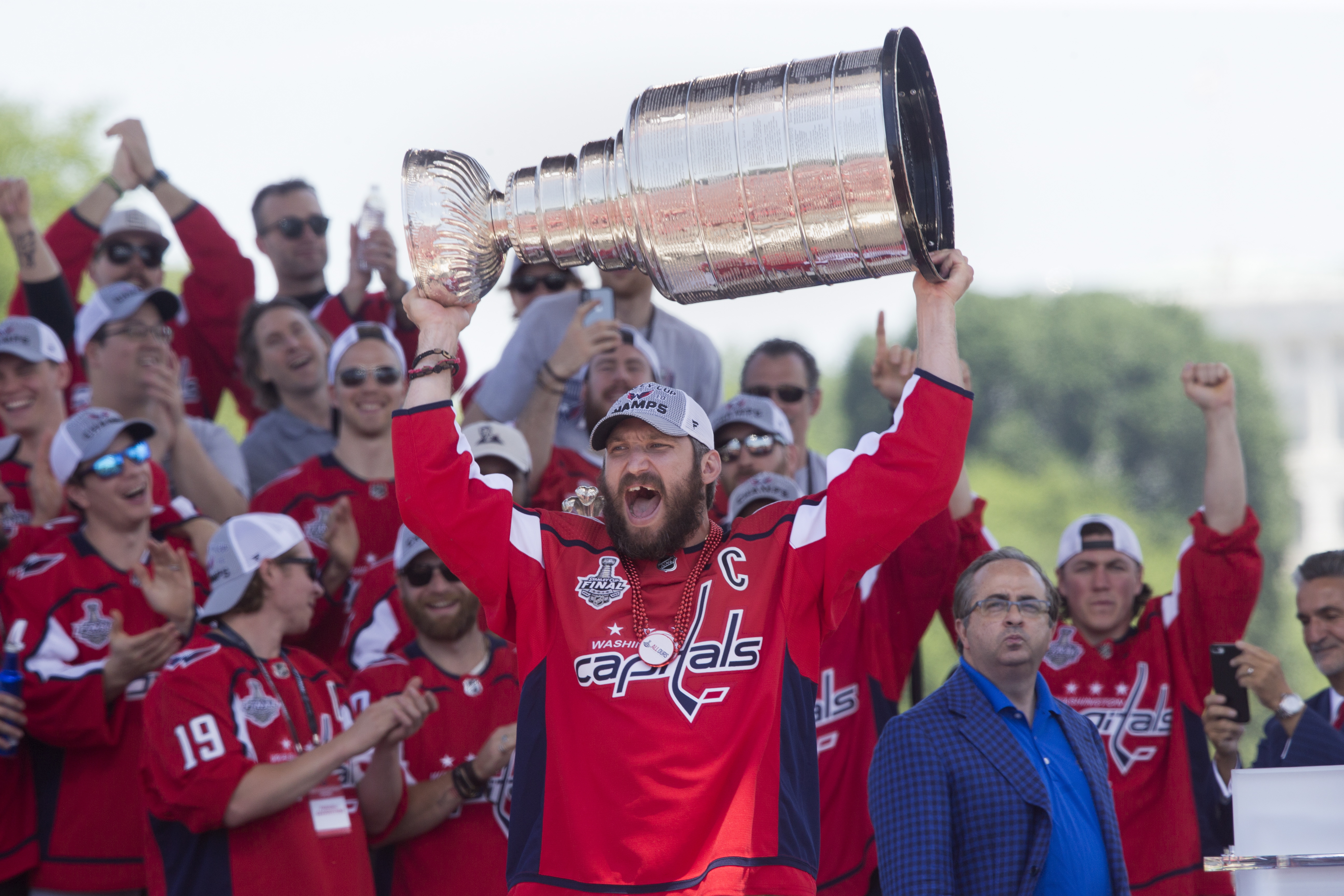 epa06803146 Washington Capitals left wing Alex Ovechkin holds up the Stanley Cup during a victory celebration for the 2018 Stanley Cup Champions Washington Capitals, on the National Mall in Washington, DC, USA, 12 June 2018. No professional Washington sports team had won a championship since the Washington Redskins won the Super Bowl in 1992.  EPA/MICHAEL REYNOLDS