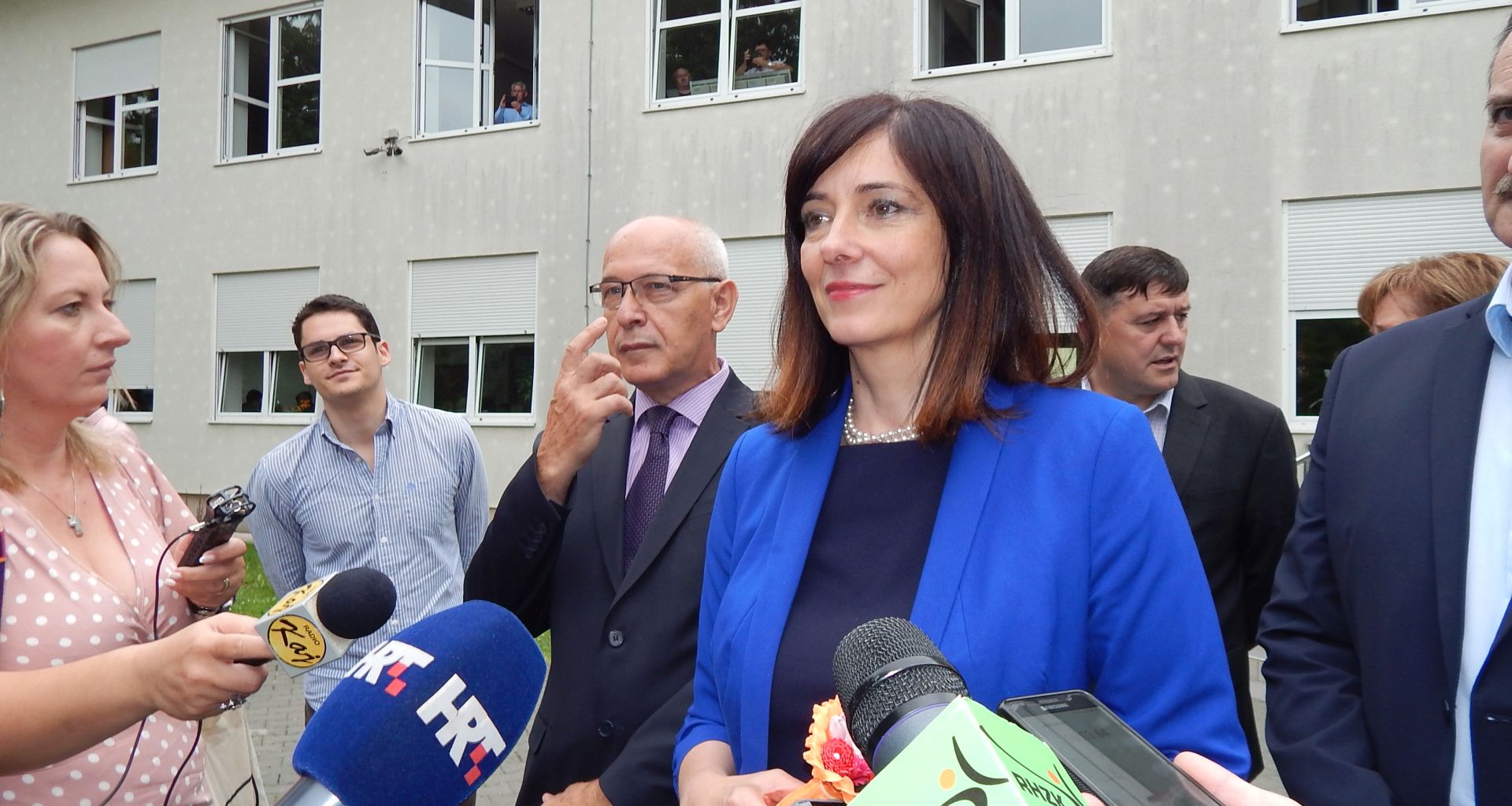 Krapina, 13.06.2018 - Ministrica znanosti i obrazovanja Blaenka Divjak je u povodu  zavretka nastavne godine posjetila u srijedu Srednju kolu Krapina i istaknula da je ta strukovna kola vrlo uspjena jer brzo reagira na potrebe lokalnih poslodavaca, pa je formirala odjeljenja za CMC operatere, to, istaknula je ministrica, pokazuje da kole i Ministarstvo u suradnji mogu brzo i efikasno odgovoriti na potrebe trita rada. 
foto HINA/ Sinia KALAJDIJA/ ik