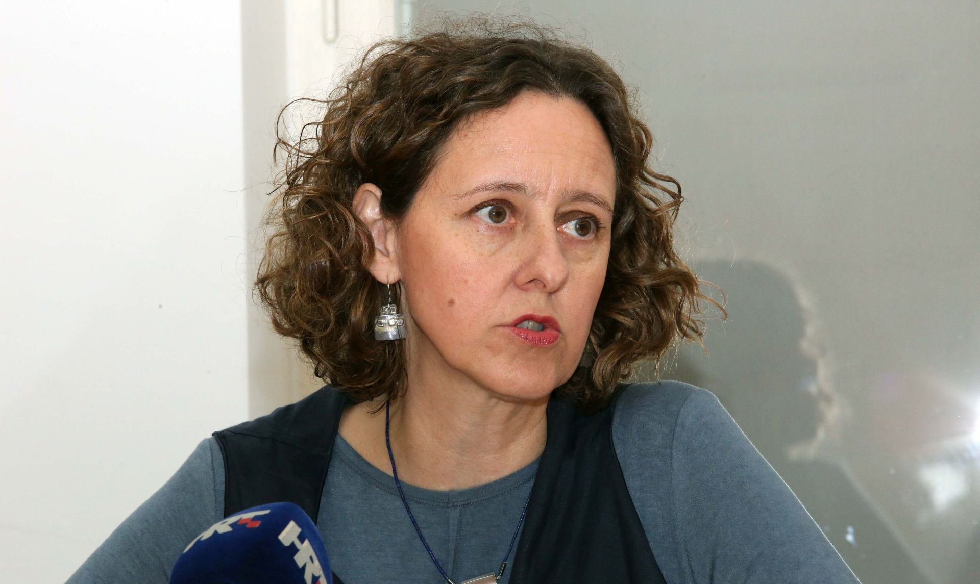 Zagreb, 19.06.2018 -  U povodu objave Javnog poziva za poticanje stvaralatva vizualnih umjetnika u 2018. godini, u Ministarstvu kulture odrana je konferencija za medije, na kojoj su uz ministricu kulture Ninu Obuljen Korinek (na fotografiji) nazoèili dravni tajnik Kreimir Partl i naèelnica Sektora za razvoj kulture i umjetnosti Nevena Tudor Perkoviæ. Rijeè je o pilot projektu kojemu je cilj jaèanje kvalitete i vitalnosti podruèja suvremenog vizualnog stvaralatva. foto HINA /Zvonimir KUHTIÆ/ zk
