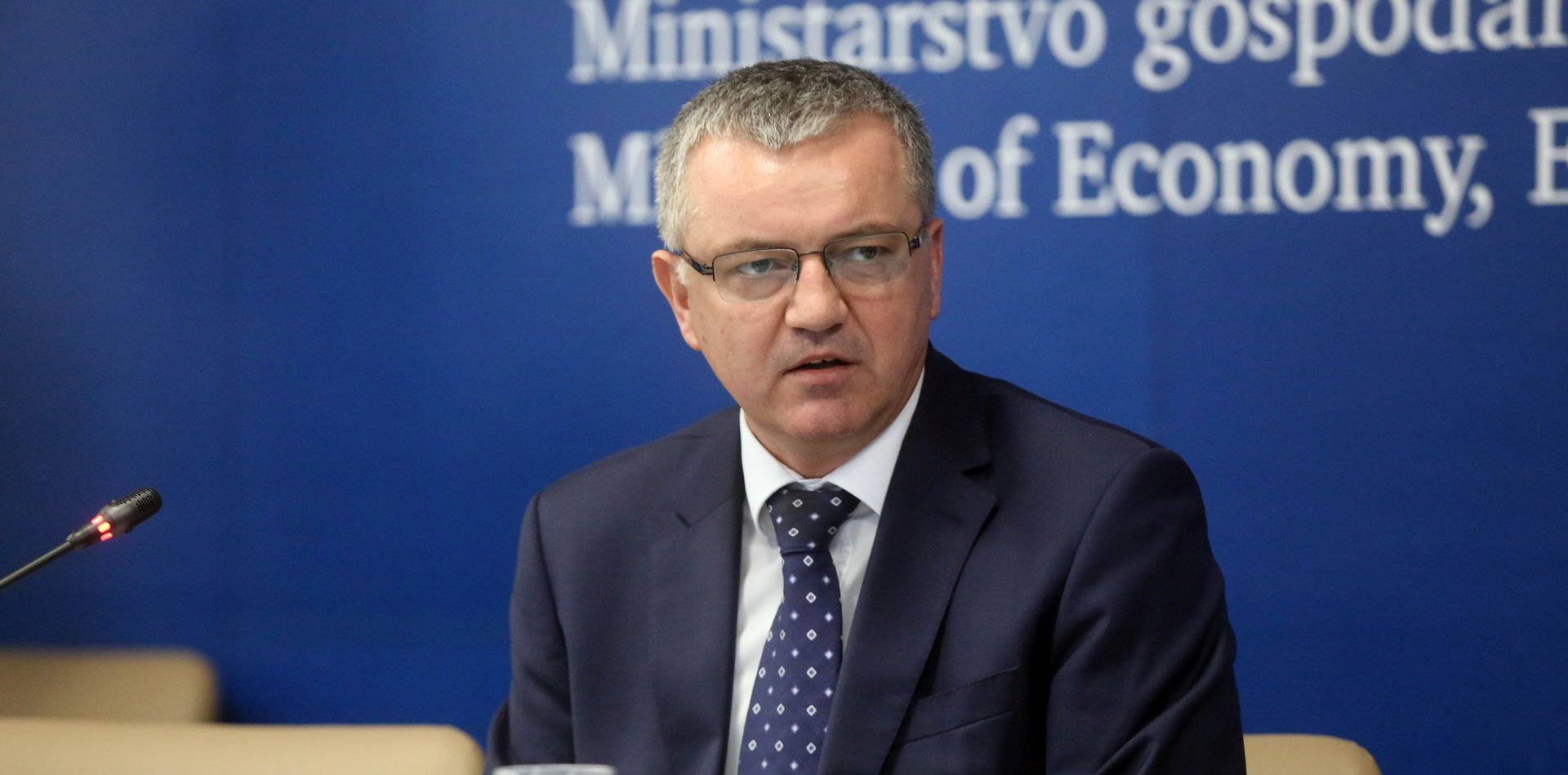 Zagreb, 29.06.2018 - Potpisivanje ugovora s udrugama za zatitu potroaèa u povodu provedenog javnog natjeèaja o dodjeli financijske podrke za provedbu projekta "Savjetovanje potroaèa II./2018.". Odobrena je financijska podrka udrugama u ukupnom iznosu od 1,23 milijuna kuna, za 6 udruga. Na fotografiji ministar gospodarstva, poduzetnitva i obrta Darko Horvat.
foto HINA / Denis CERIÆ /dc