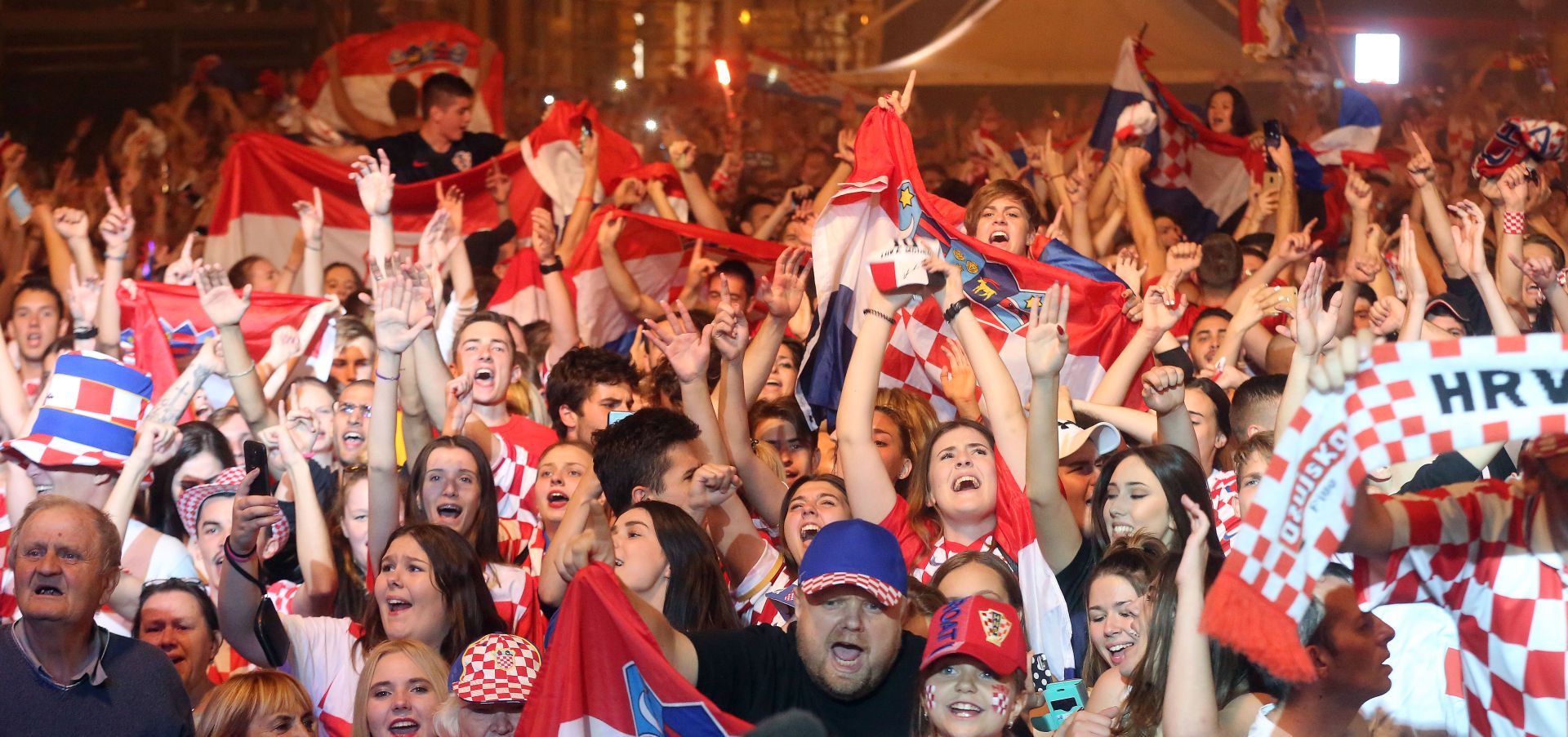 Zagreb, 01.07.2018 - Hrvatski navijaèi slave pobjedu u utakmici osmine finala SP u nogometu Hrvatska - Danska na Trgu bana Josipa Jelaèiæa u Zagrebu.                    
foto HINA / Denis CERIÆ /dc