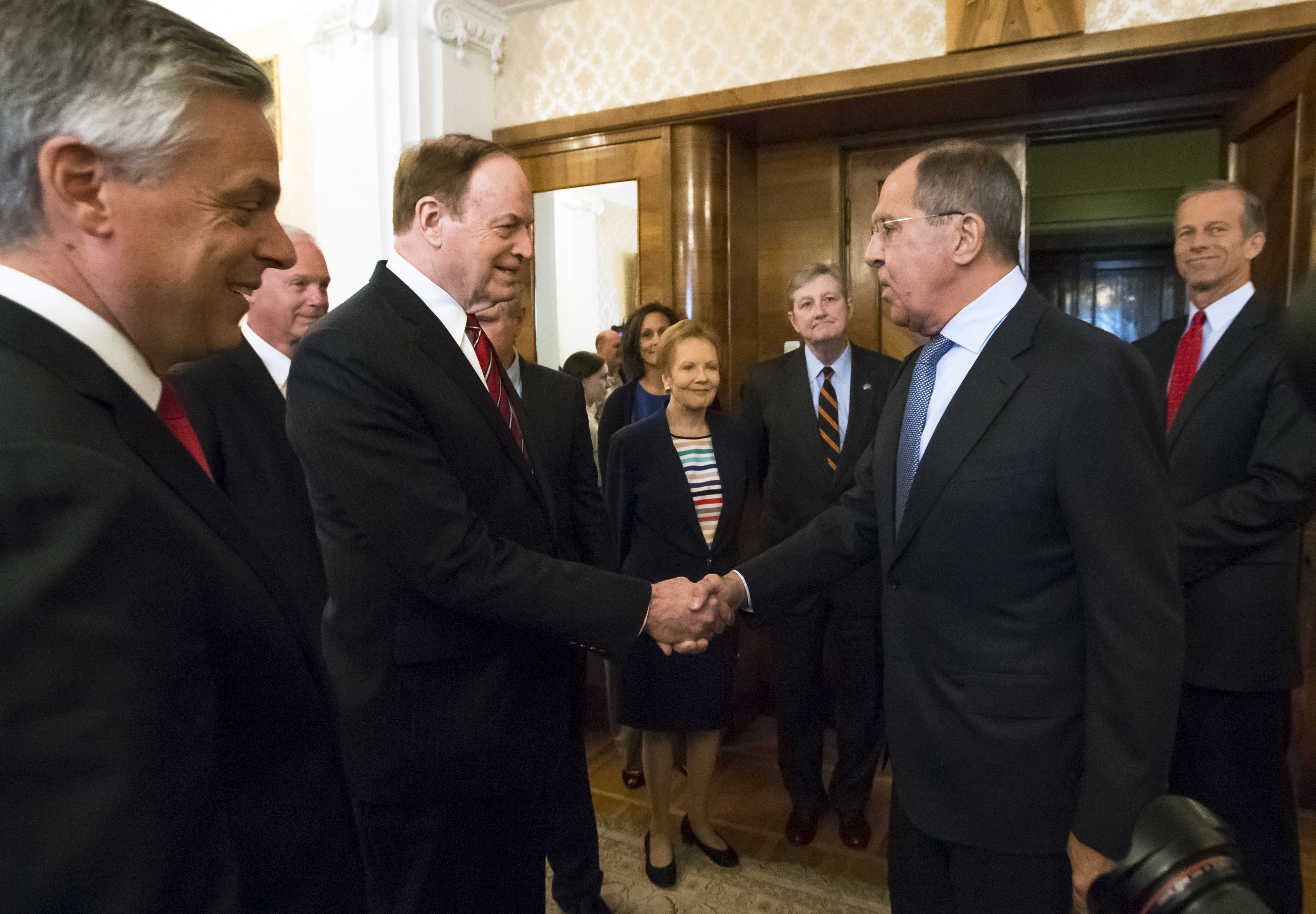 epa06860573 US Senator from Alabama Richard Shelby (2-L), the head of US congressional delegation, and Russian Foreign Minister Sergei Lavrov (2-R) shake hands during a meeting in Moscow, Russia, 03 July 2018. The US congressional delegation is scheduled to meet with senior Russian officials amid preparations for a summit between the nations' presidents.  EPA/ALEXANDER ZEMLIANICHENKO / POOL