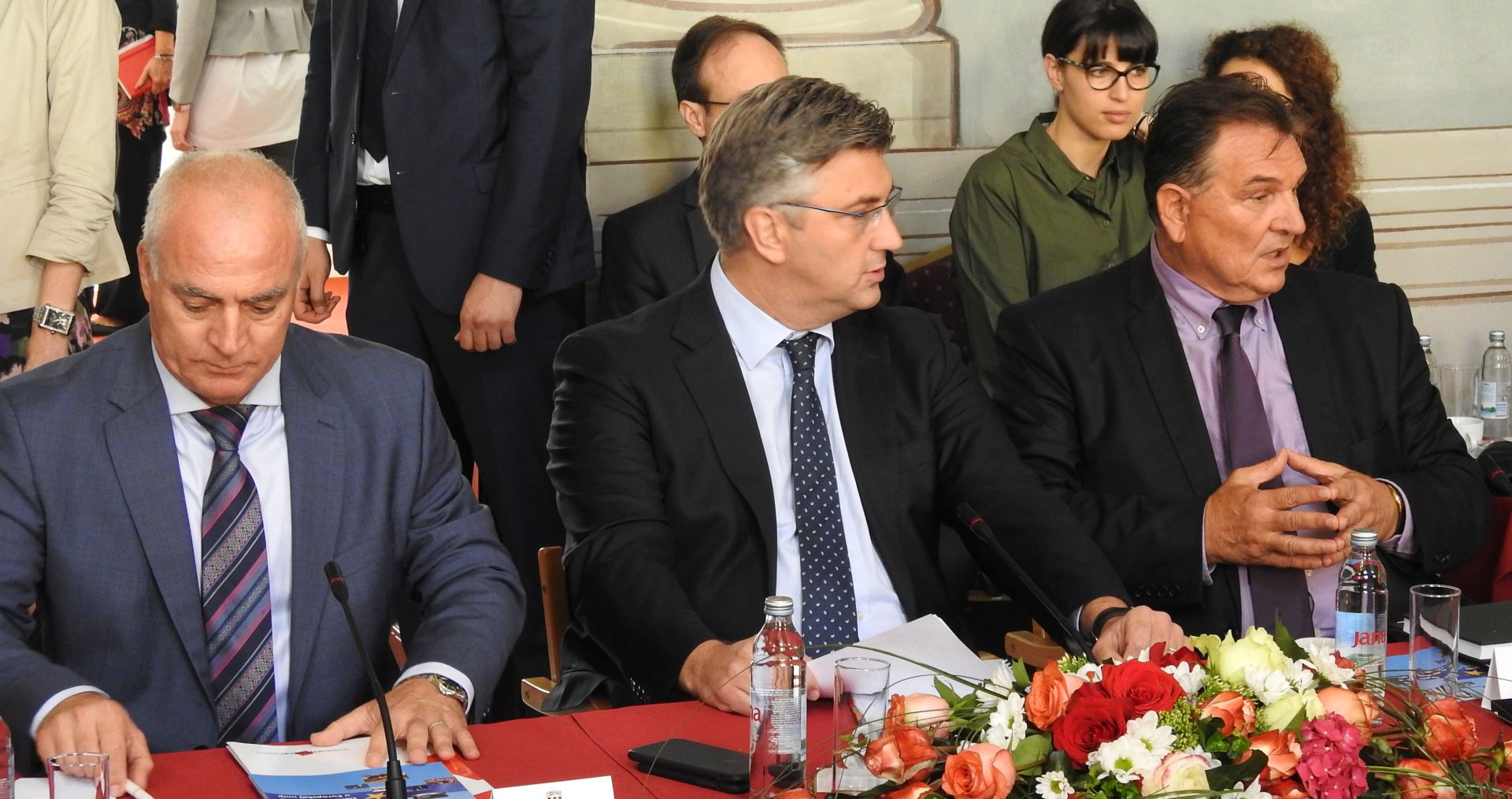 Varadin, 04.07.2018 -  Pod predsjedanjem premijera Andreja Plenkoviæa u srijedu je u Varadinu poèeo sastanak na kojem sudjeluju èlanovi Vlade te upani, predstavnici Udruge gradova i Udruge opæina i predsjednik saborskog Odbora za lokalnu (regionalnu) samoupravu, a upan Radimir Èaèiæ izrazio je zadovoljstvo to je Varadin domaæin jednog od najviih politièkih sastanaka od samostalnosti Hrvatske. Na slici Goran Pauk, Andrej Plenkoviæ i Radimir Èaèiæ.
foto HINA/ Sinia KALAJDIJA/ ik
