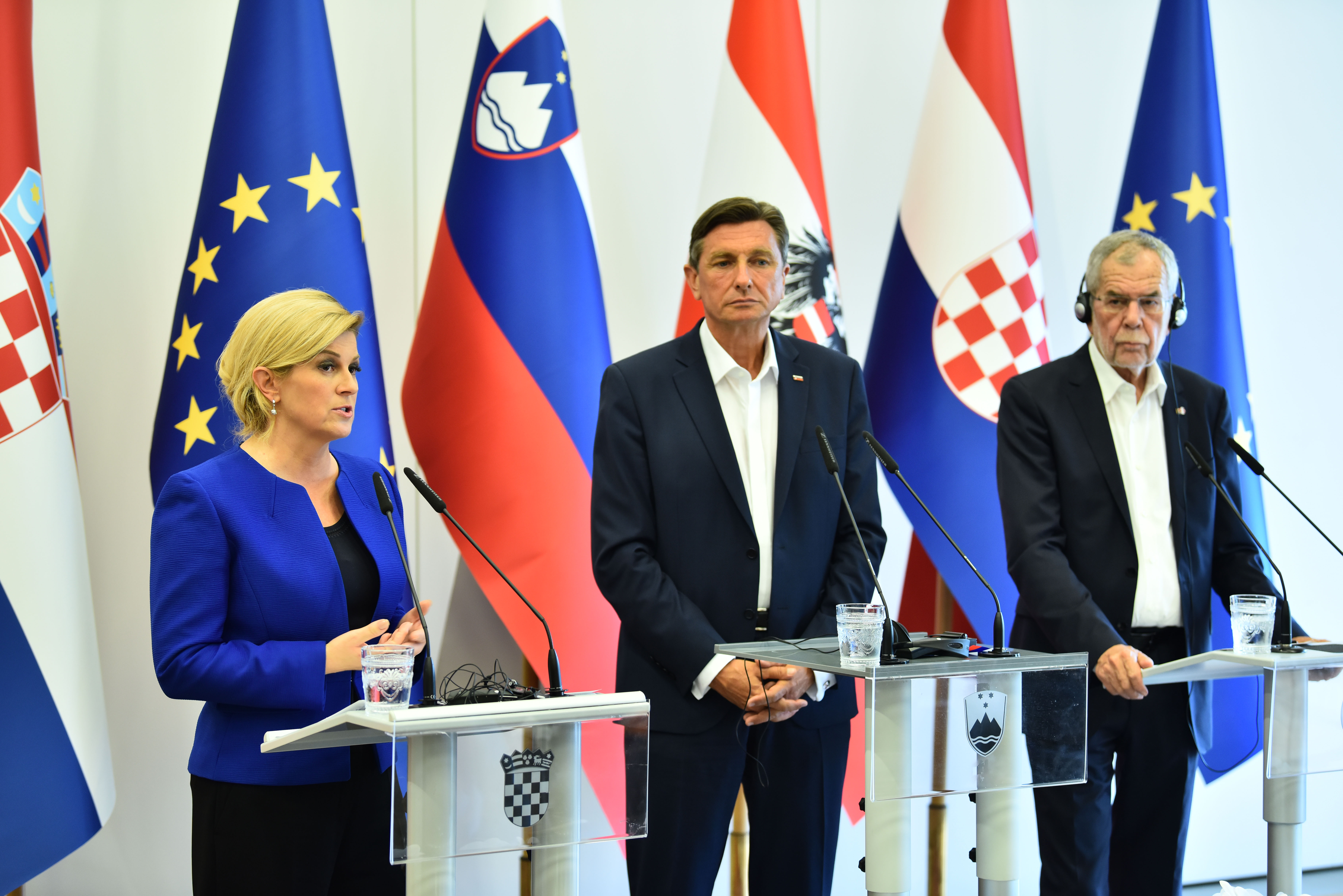 Ljubljana/ Dobrovo, 05.07.2018 - Predsjednica Kolinda Grabar Kitaroviæ, slovenski predsjednik Borut Pahor te austrijski predsjednik Alexander van der Bellen sastali su se u èetvrtak u mjestu Dobrovo u pokrajini Gorika brda, na granici Slovenije i Italije, na trilateralnom sastanku, petom u tom formatu kojim tri drave èlanice Europske unije promièu dobrosusjedstvo i raspravljaju o europskim i regionalnim pitanjima. Nakon sastanka odrali su zajednièku konferenciju za medije.
foto HINA/ STA/ Tamino PETELINEK/ ik