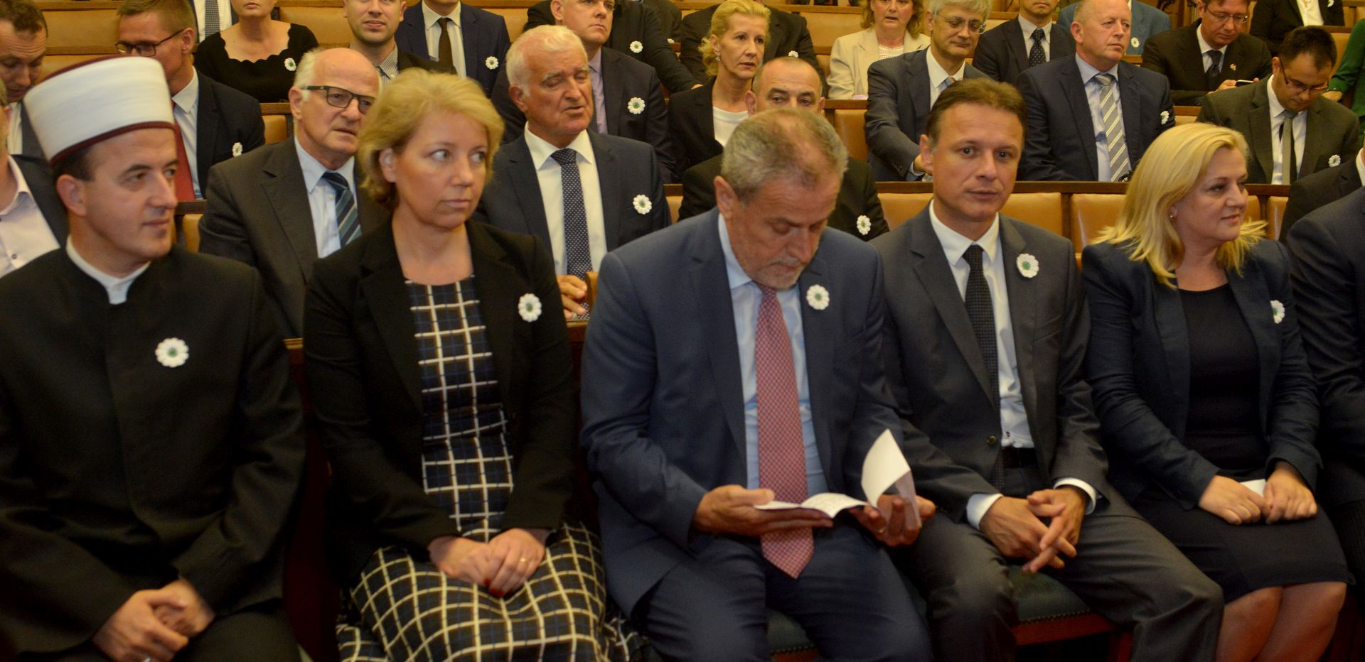Zagreb, 06.07.2018 - Sabor,  obilježavanje 23. godišnjice genocida u Srebrenici.Obilježavanje se održava u organizaciji Vijeća bošnjačke nacionalne manjine Grada Zagreba, Kulturnog društva Bošnjaka Hrvatske "Preporod" i saborske zastupnice Ermine Lekaj Prljaskaj, a pod pokroviteljstvom predsjednika Hrvatskoga sabora Gordana Jandrokovića i gradonačelnika Grada Zagreba Milana Bandića.Na fotografiji Mevludi ef. Arslani, Andreja Metelko Zgombić, Milan Bandic, Gordan Jandroković, Ermine Lekaj Prljaskaj.
foto HINA/ Admir BULJUBAŠIĆ/ abu