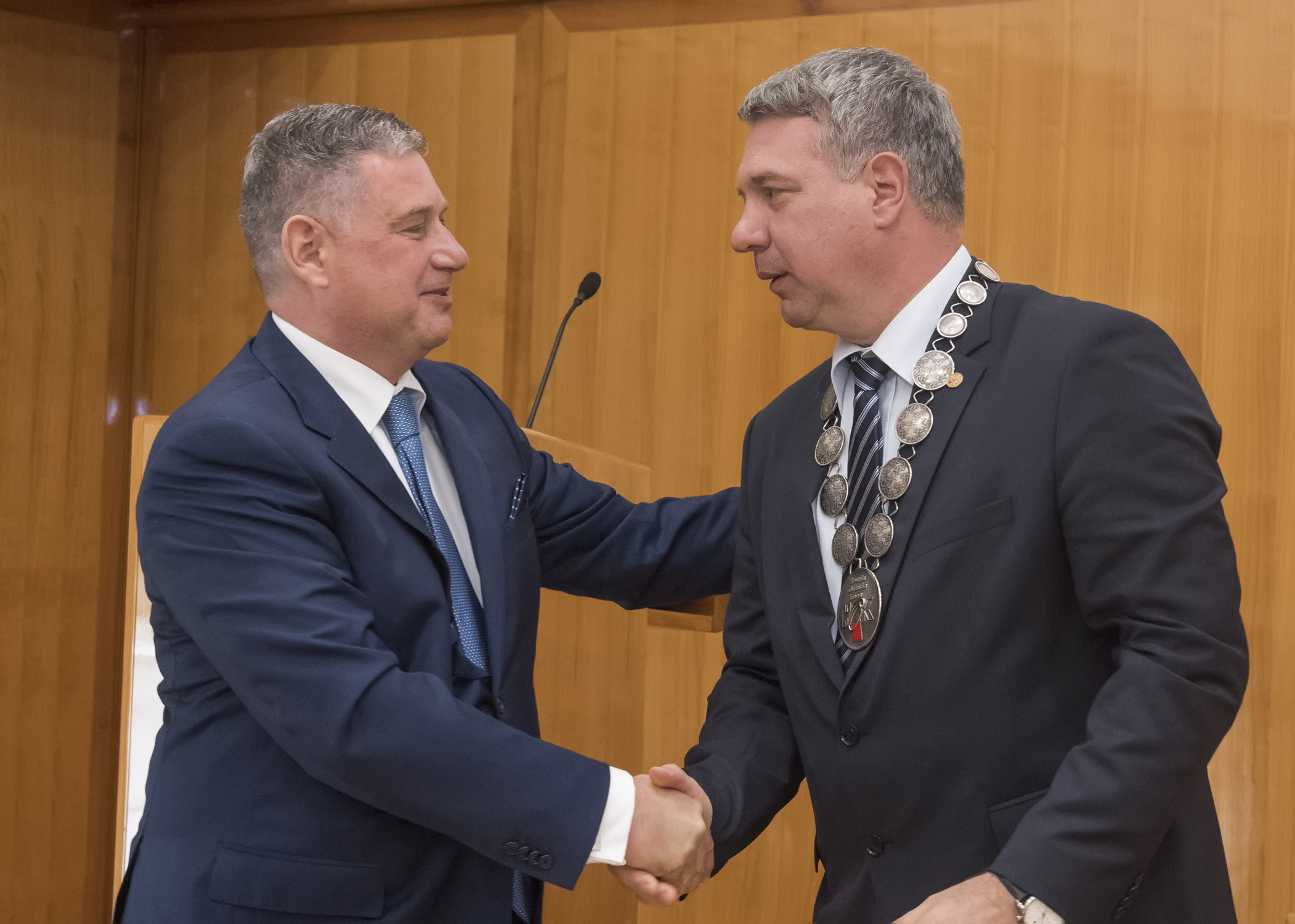 Zagreb, 07.07.2018 - - Zagrebaèki odvjetnik Josip urjak na subotnjoj je izbornoj skuptini izabran za predsjednika Hrvatske odvjetnièke komore (HOK) na razdoblje od tri godine, izvijestio je HOK. Na slici Robert Trava i Josip urjak.
foto HINA/ HOK/ Ivica BITUNJAC/ ik