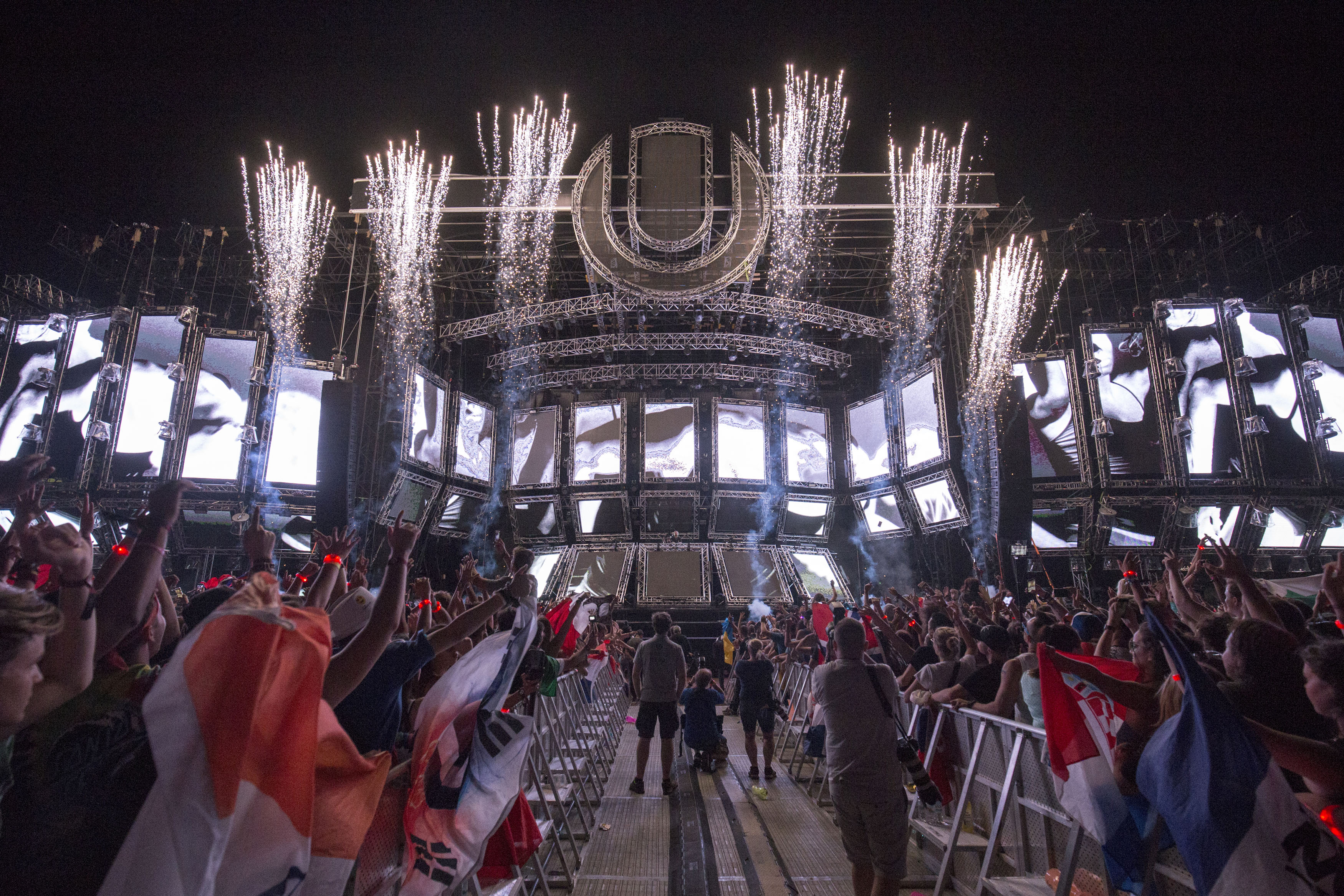 Split, 08.07.2018. - Na Poljudu se održava drugi dan Ultra Europe festivala. Na desetke tisuća ljubitelja elektronske glazbe uživalo je u programu najboljih svjetskih DJ-a.
foto HINA/ Miroslav LELAS/ lm