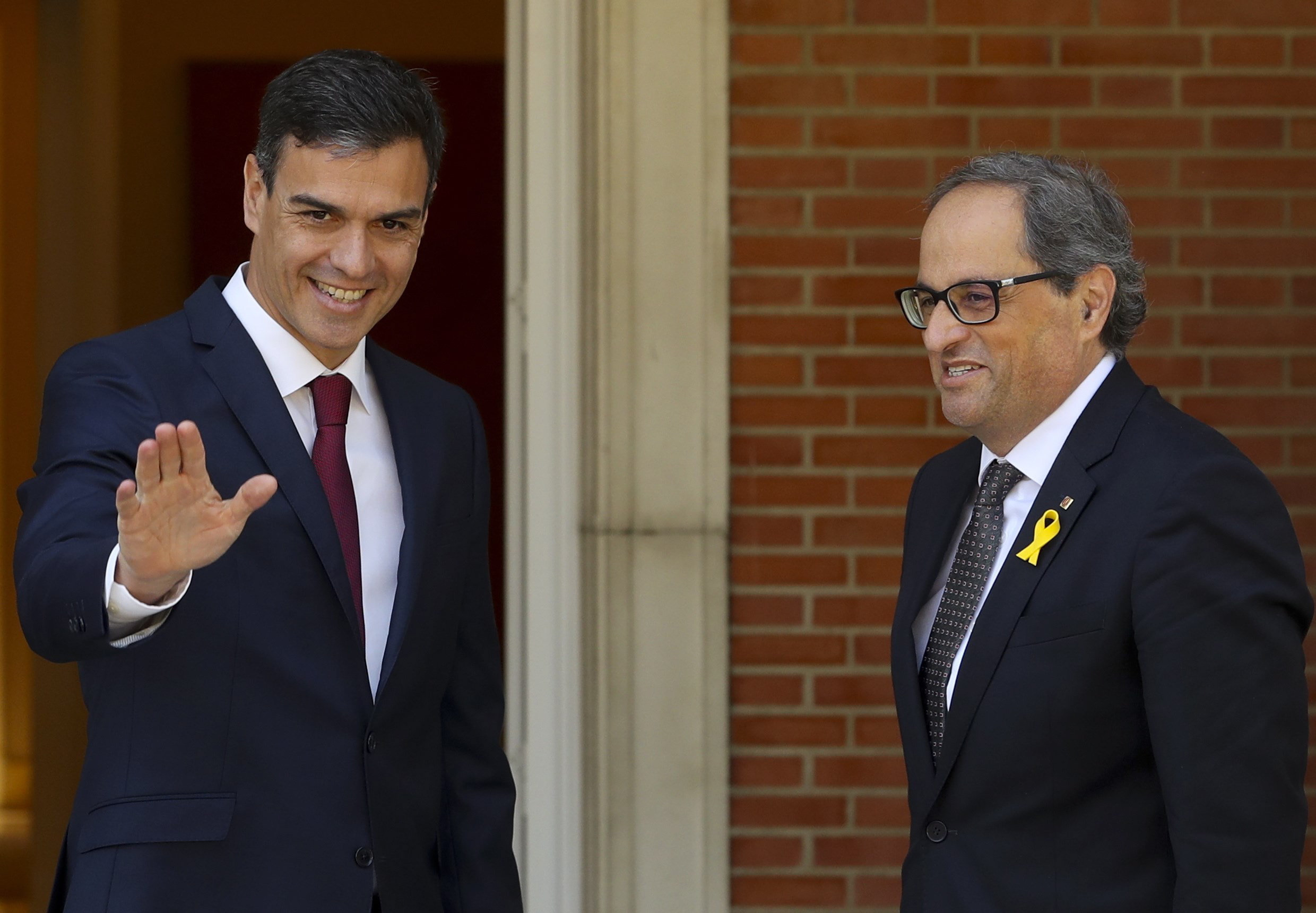 epa06874916 Spanish Prime Minister, Pedro Sanchez (L), welcomes Catalan regional President, Quim Torra (R), upon his arrival at La Moncloa Palace, in Madrid, Spain, 09 July 2018. Sanchez meets with Torra for the normalization of relations between the two administrations after the illegal Catalan pro-independence process.  EPA/Ballesteros