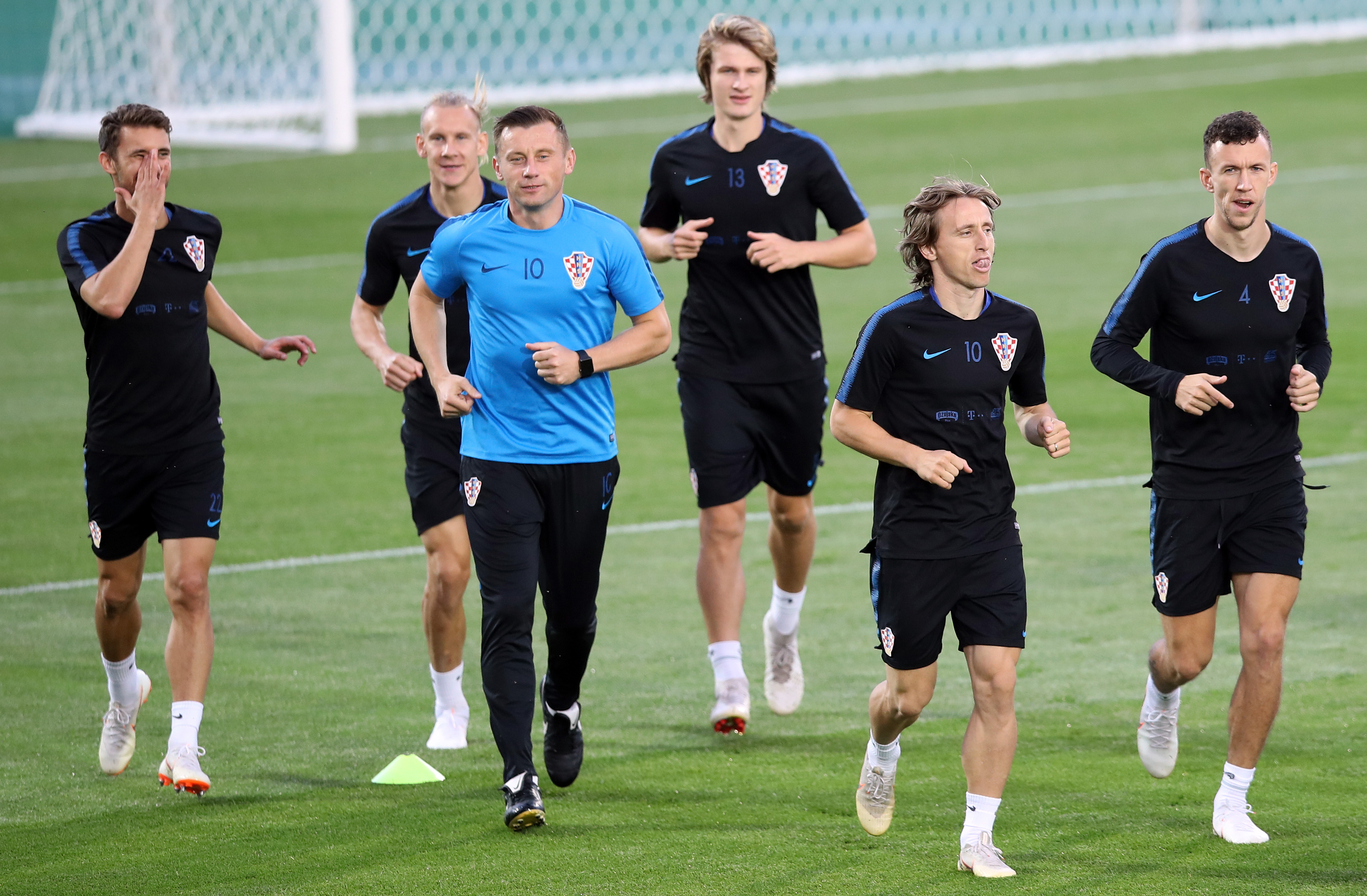 Moskva, 09.07.2018 - Trening Hrvatske nogometne reprezentacije na pomoènom stadionu Lunjiki kompleksa gdje æe hrvatski reprezentativci odigrati polufinalnu utakmicu Svjetskog nogometnog prvenstva Rusija 2018 protiv Engleske. Na slici Josip Pivariæ, Domagoj Vida, Ivica Oliæ, Tin Jedvaj, Luka Modiræ i Ivan Periiæ.
foto HINA/ Damir SENÈAR /ds