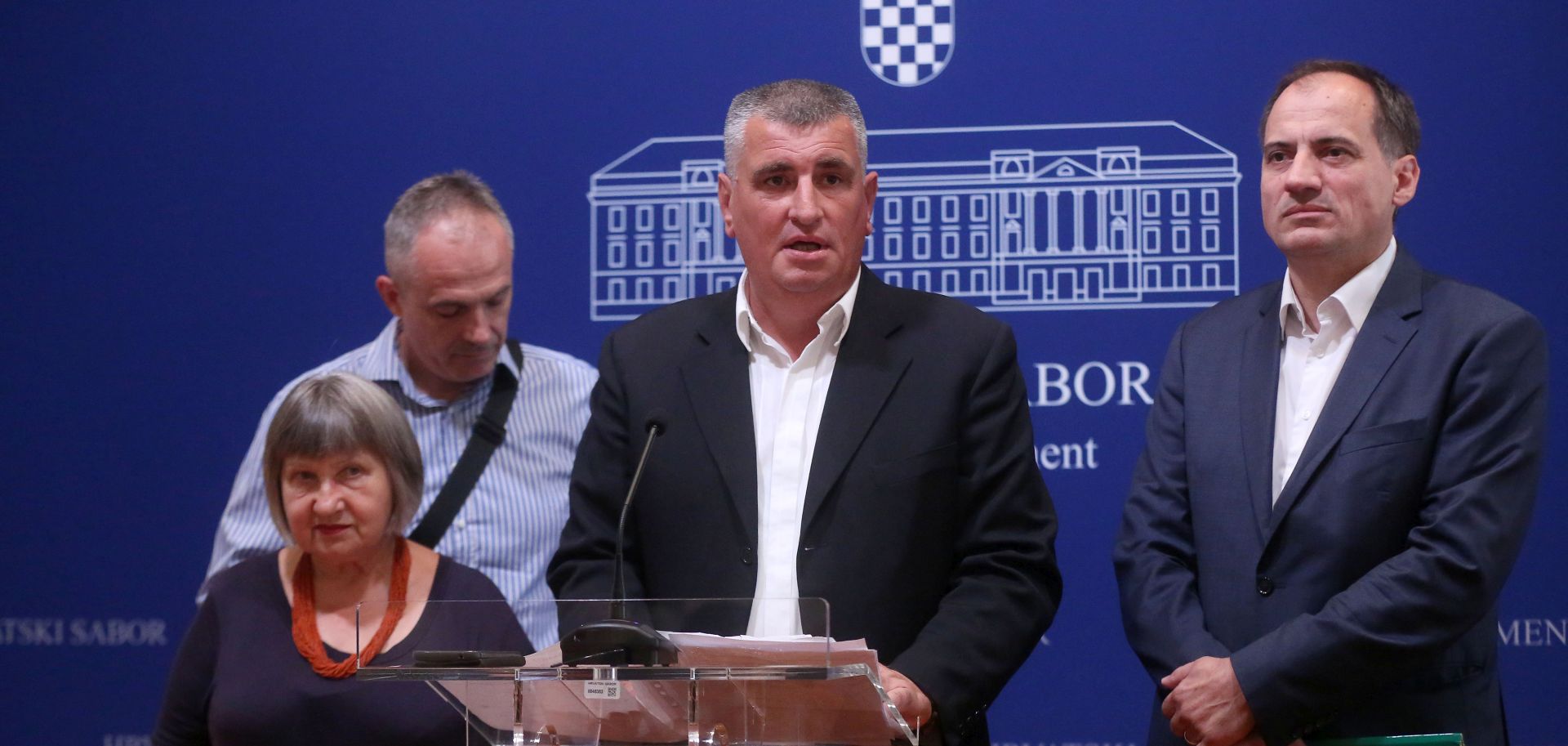 Zagreb,10.07.2018 - Konferencija za medije zastupnika Mire Bulja (Klub zastupnika Mosta nezavisnih lista). Tema: "Strani  teleoperateri iskoritavaju rupu u zakonu". Na fotografiji Ankica Kosovec-Krelj, èlanica Upravnog odbora HUZEZ-a (Hrvatska udruga za zatitu od elektromagnetskog zraèenja), Nenad Bebek iz graðanske inicijative "Zagreb bez zraèenja", Miro Bulj, Slaven Dobroviæ.
foto HINA / Denis CERIÆ /dc