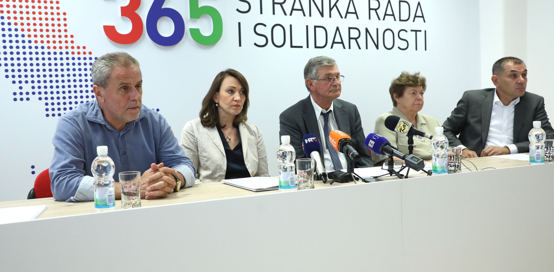 Zagreb, 10.07.2018. - Konferencija za medije Stranke rada i solidarnosti na temu "Prijedlog zakona o odgoju i obrazovanju diskriminira uèitelje razredne nastave  to je nedopustivo!". Na fotografiji predsjednik Stranke rada i solidarnosti Milan Bandiæ, potpredsjednica Stranke Jelena Pavièiæ Vukièeviæ, potpredsjednik Stranke i zastupnik u Hrvatskom saboru Kaimir Varda, potpredsjednica Stranke Ana Stavljeniæ Rukavina, proèelnik Ureda za obrazovanje Grada Zagreba Ivica Lovriæ. foto HINA/ Lana SLIVAR DOMINIÆ/ lsd