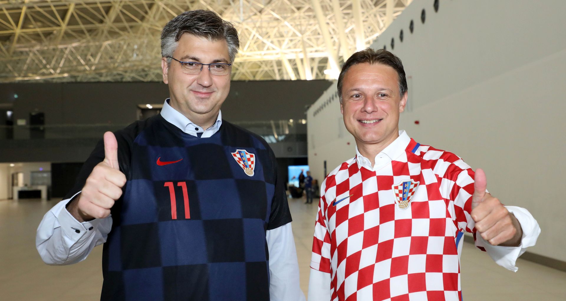 Zagreb, 11.7.2018.- Predsjednik Vlade Andrej Plenkoviæ i predsjednik Hrvatskog sabora Gordan Jandrokoviæ u Zraènoj luci Franjo Tuðman odakle æe otputovati komercijalnom linijom u Moskvu na polufinalnu utakmicu Svjetskog prvenstva izmeðu nogometnih reprezentacija Hrvatske i Engleske.
foto HINA/ Lana SLIVAR DOMINIÆ/ ua