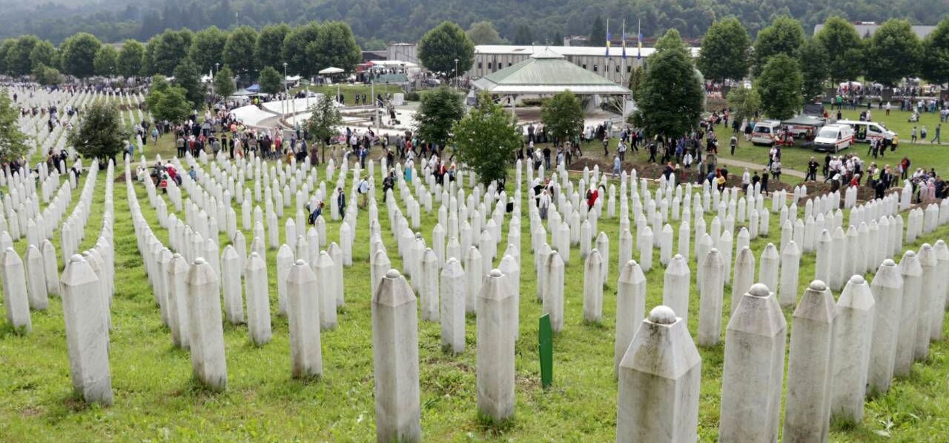 Srebrenica, 11.7.2018 - Tisuæe ljudi pristie u srijedu od ranih jutarnjih sati u krug memorijalnog kompleksa u Potoèarima kod Srebrenice kako bi tijekom dana sudjelovali na sredinjoj komemoraciji u povodu 23. obljetnice genocida nad Bonjacima s tog podruèja to su ga u srpnju 1995. godine poèinili pripadnici vojske i policije bosanskih Srba.
foto HINA/ FENA/Almir Raziæ/  ua