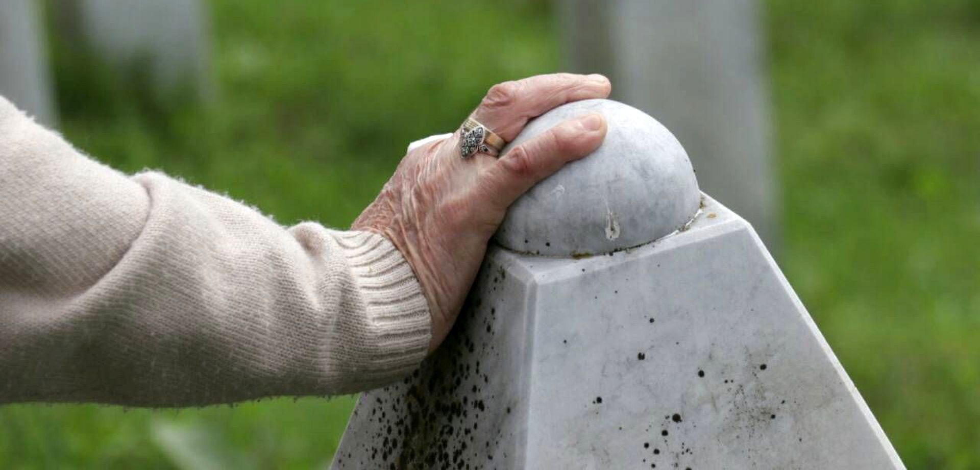 Srebrenica, 11.7.2018 - Tisuæe ljudi pristie u srijedu od ranih jutarnjih sati u krug memorijalnog kompleksa u Potoèarima kod Srebrenice kako bi tijekom dana sudjelovali na sredinjoj komemoraciji u povodu 23. obljetnice genocida nad Bonjacima s tog podruèja to su ga u srpnju 1995. godine poèinili pripadnici vojske i policije bosanskih Srba.
foto HINA/ FENA/Almir Raziæ/  ua