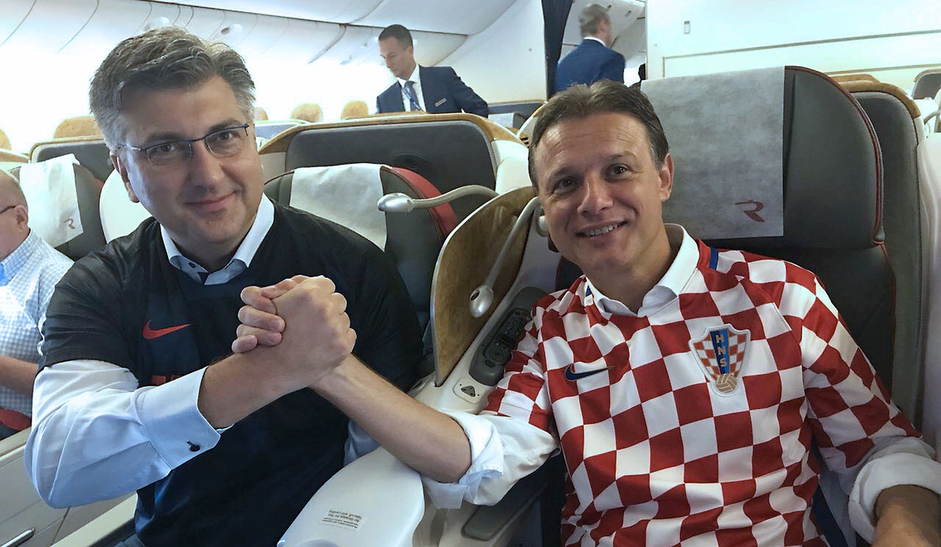 Zagreb, 11.7.2018.- Predsjednik Vlade Andrej Plenkoviæ i predsjednik Hrvatskog sabora Gordan Jandrokoviæ u zrakoplovu za Moskvu gdje æe pratiti polufinalnu utakmicu Svjetskog prvenstva izmeðu nogometnih reprezentacija Hrvatske i Engleske.
foto HINA/ Vlada RH/ ua
