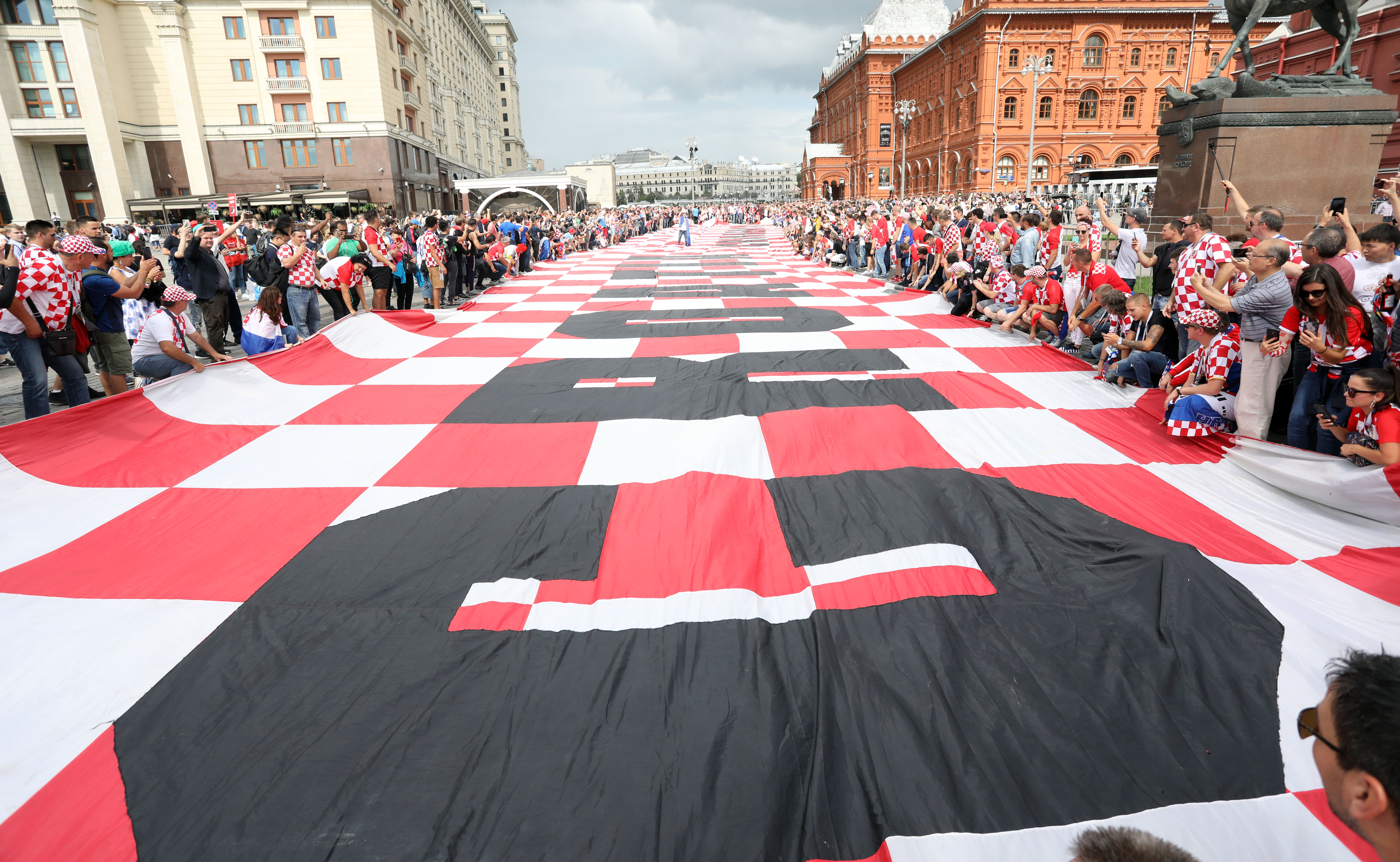 Moskva, 11.07.2018 - Hrvatski navijaèi razvili su 80 metarsku zastavu u blizini Crvenog trga u Moskvi pred dananju polufinalnu utakmicu Svjetskog nogometnog prvenstva Rusija 2018 izmeðu Hrvatske i Engleske.  
foto HINA/ Damir SENÈAR /ds